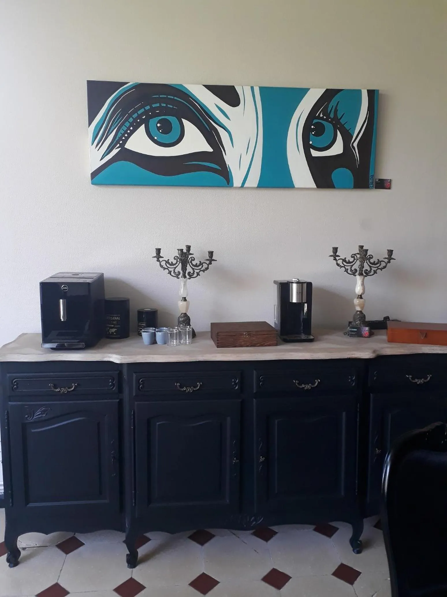 Dining area in La Maison Bleue de Roubaix