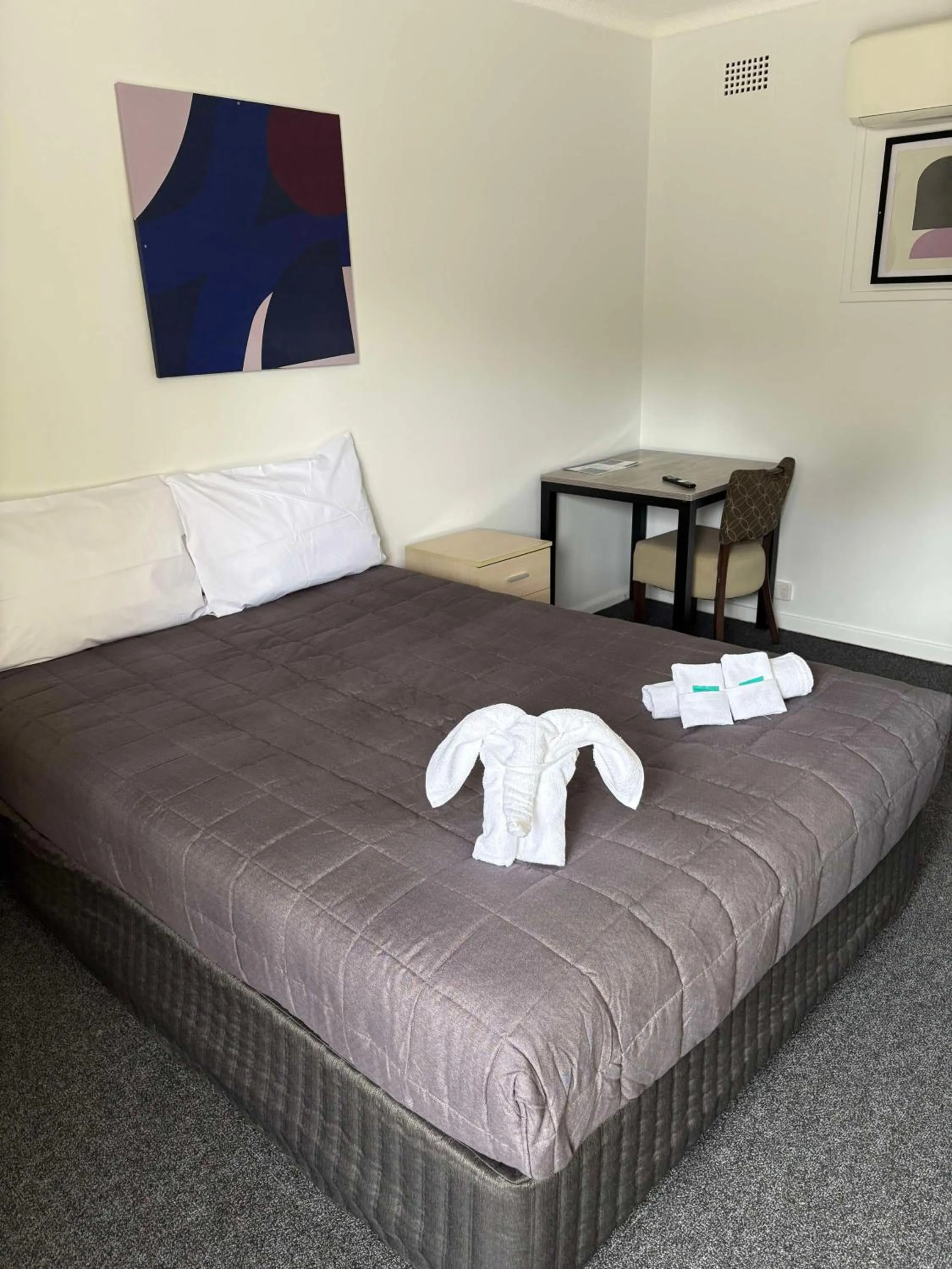 Bed in Manning River Motel