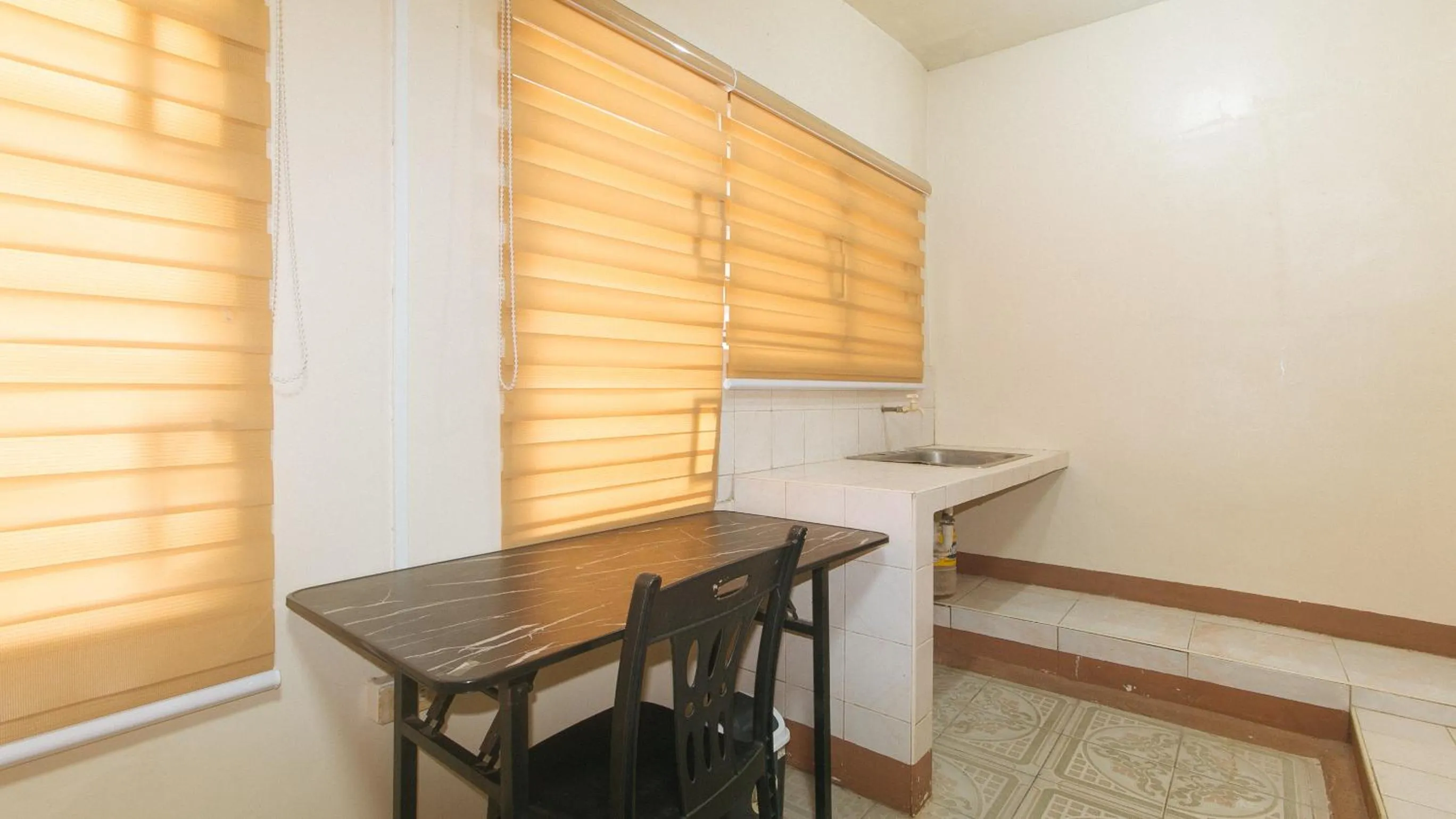 Kitchen or kitchenette in Kababayan Pensione House by RedDoorz