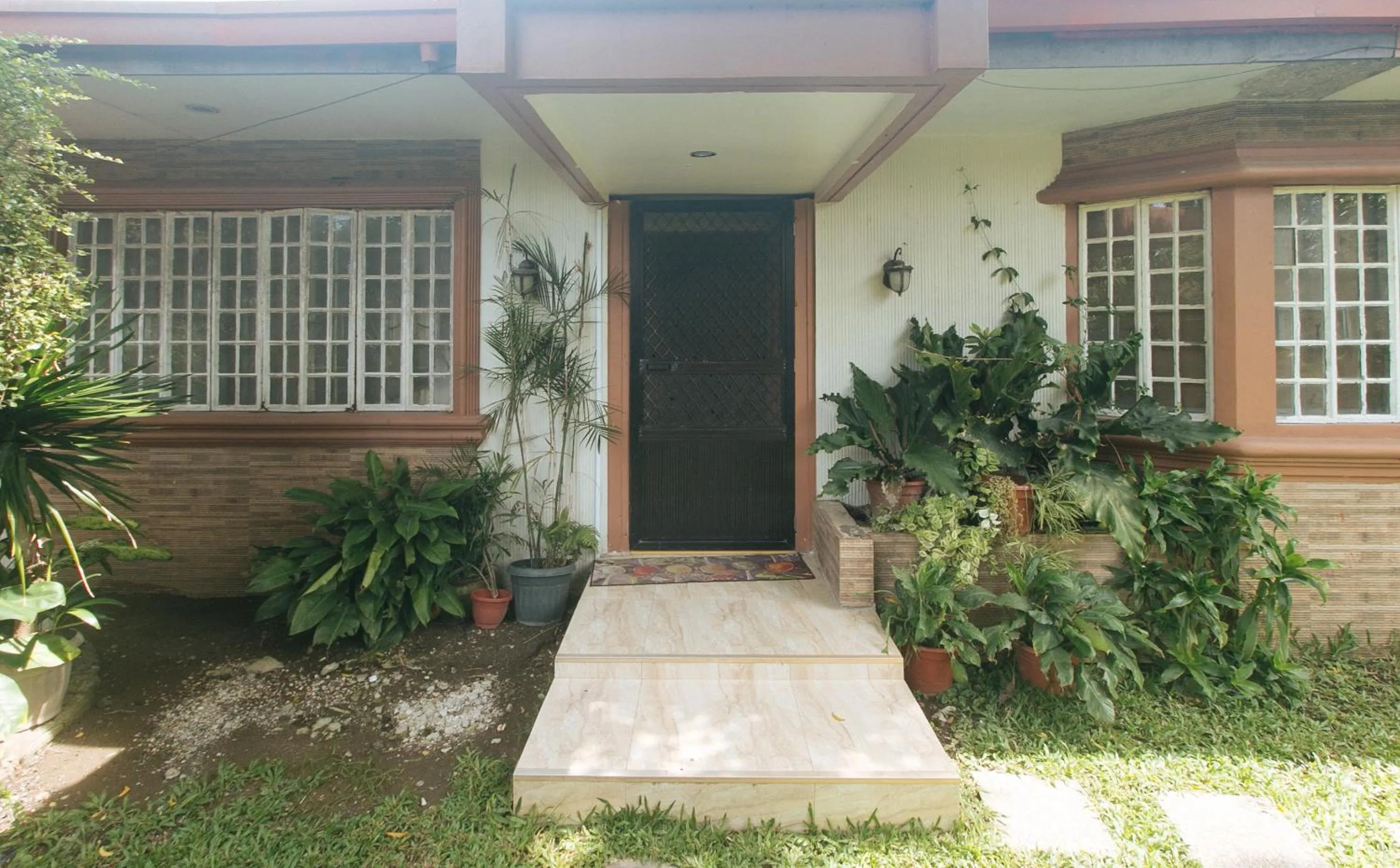 Property building in Kababayan Pensione House by RedDoorz