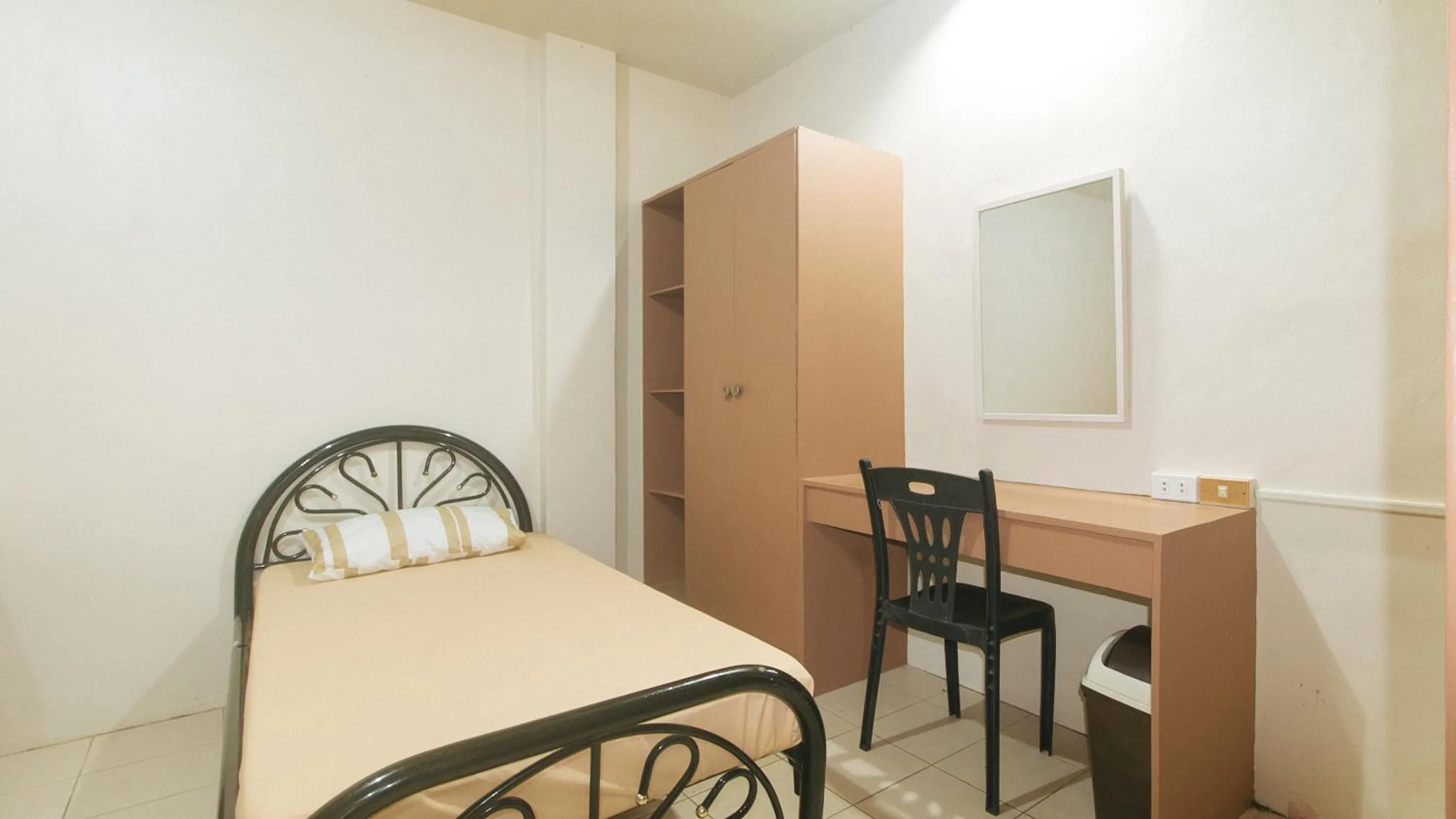 Seating area in Kababayan Pensione House by RedDoorz