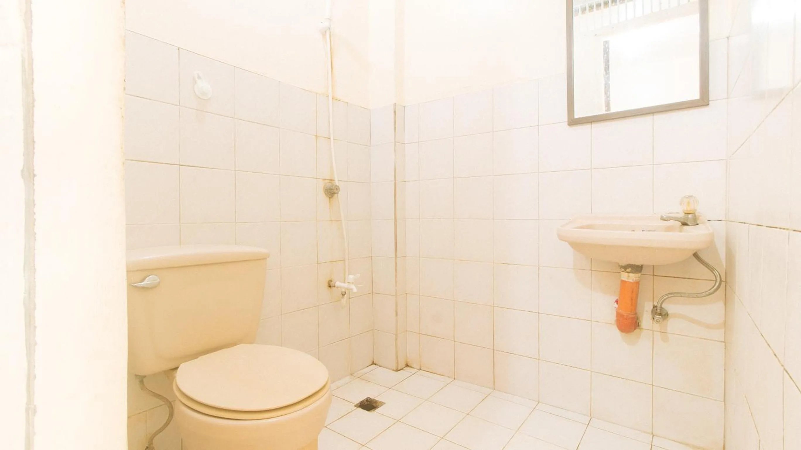 Shower in Kababayan Pensione House by RedDoorz