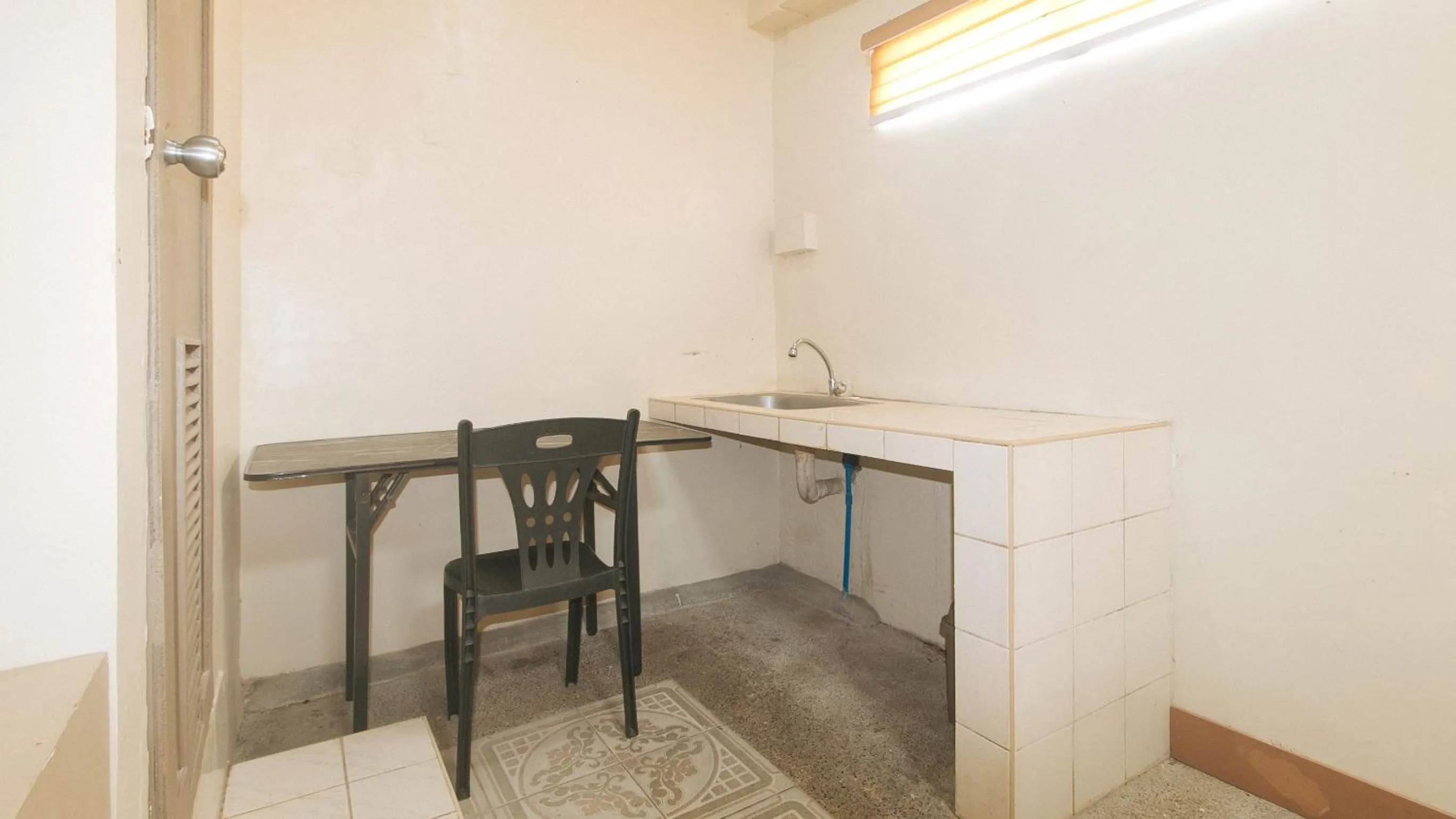 Seating area in Kababayan Pensione House by RedDoorz