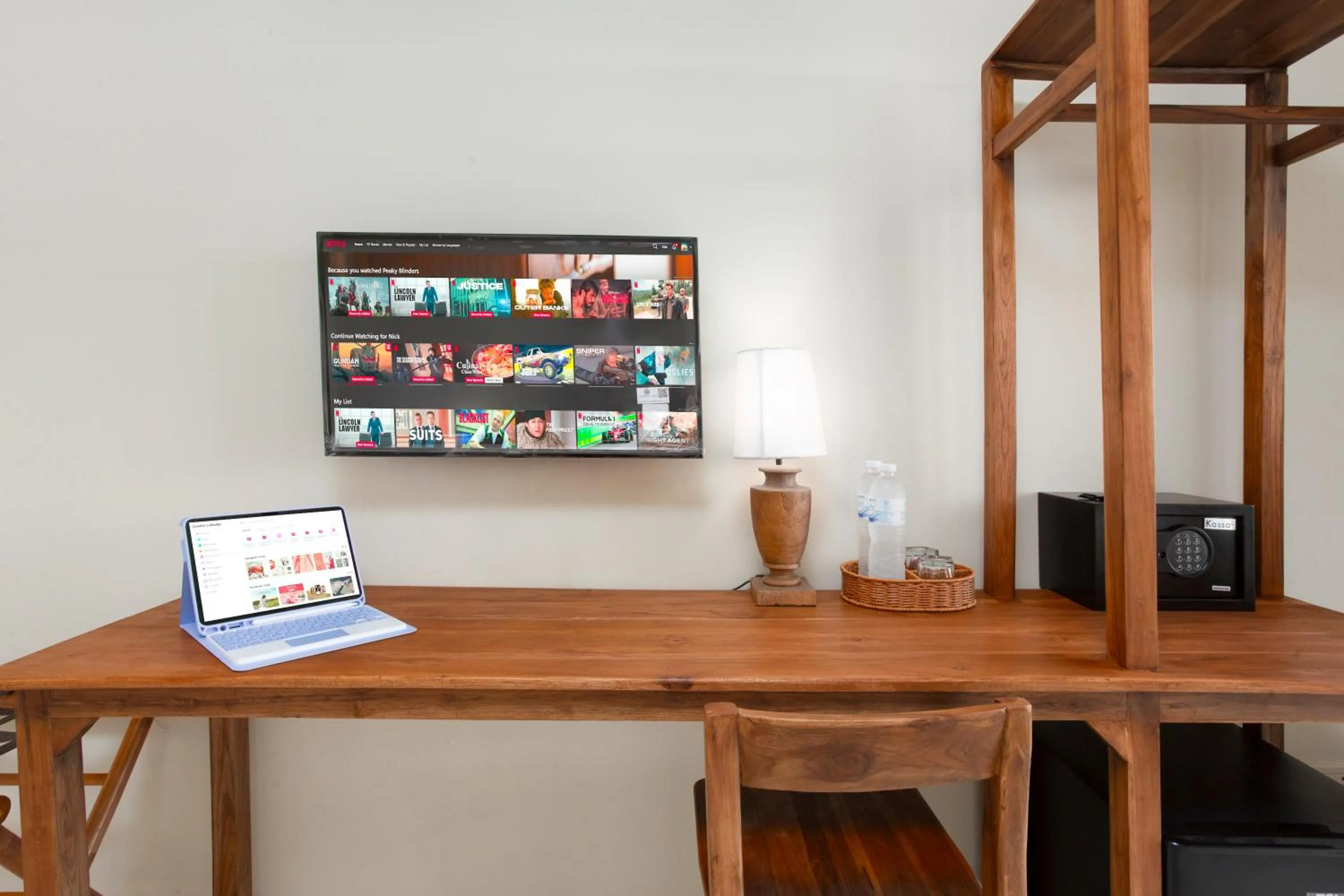 TV and multimedia in Comfy Corner Hotel