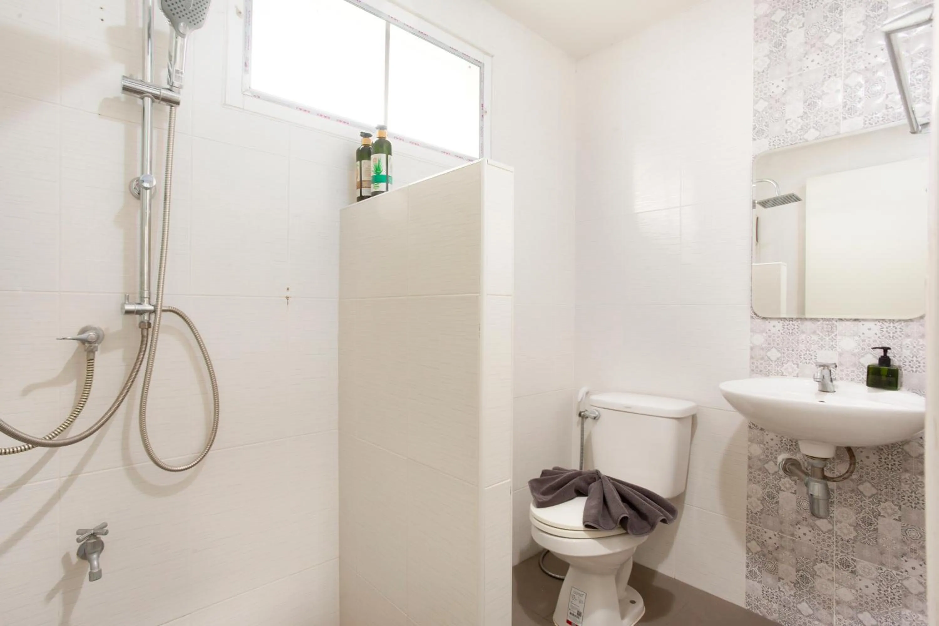 Toilet in Comfy Corner Hotel