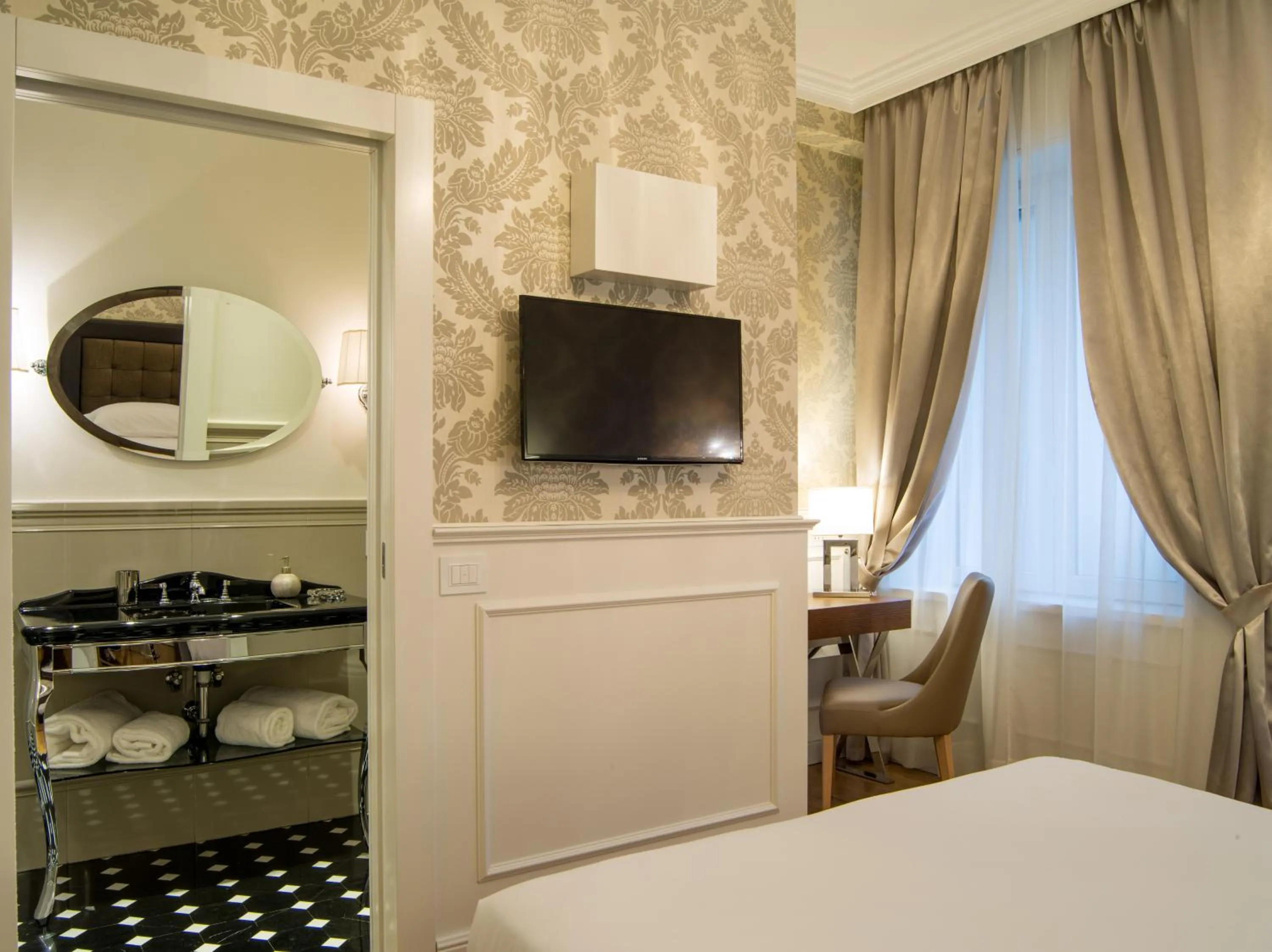 Bathroom, Bed in Duomo Rooms