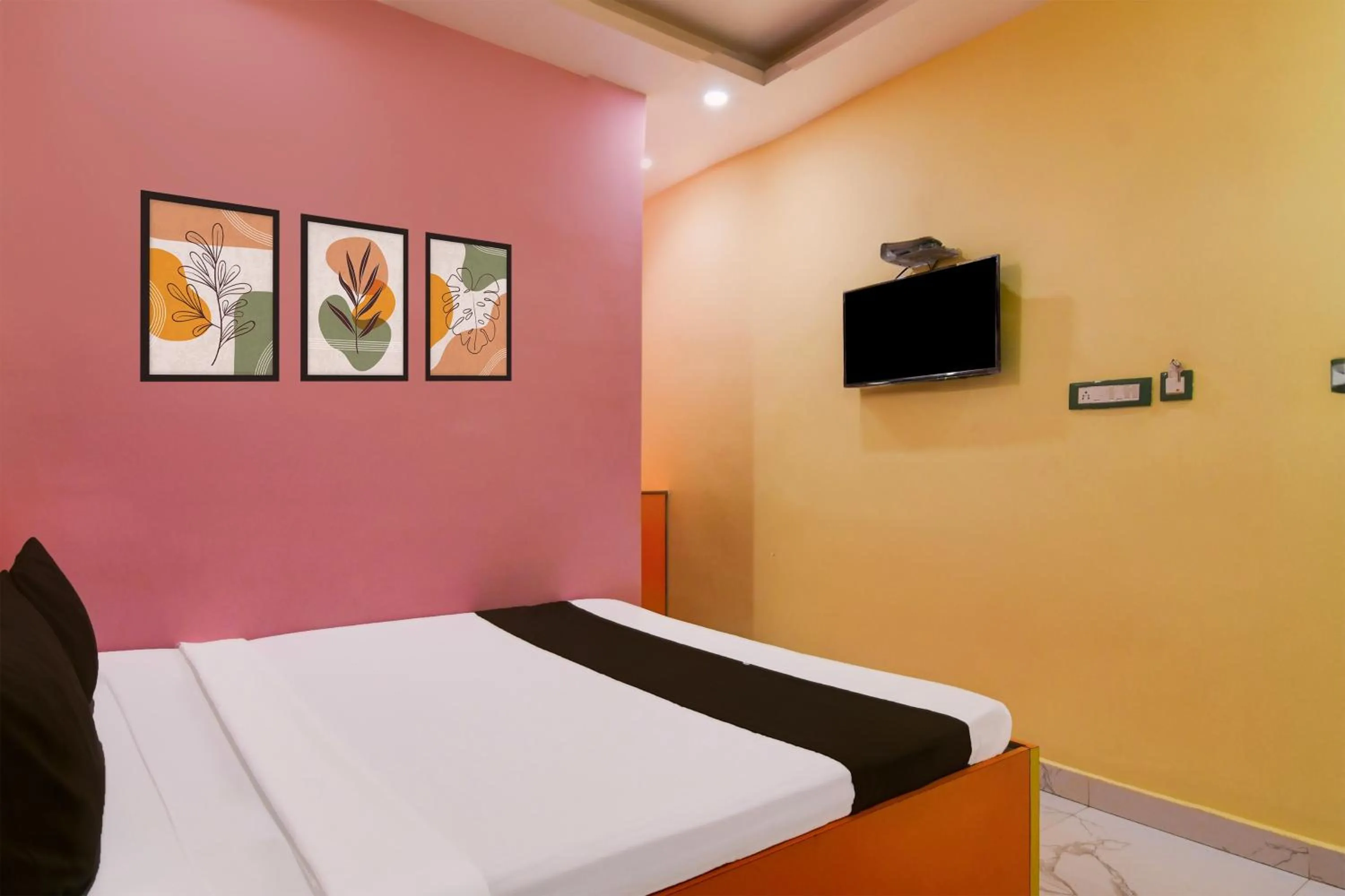 Bedroom, Bed in Hotel O Golden Queen