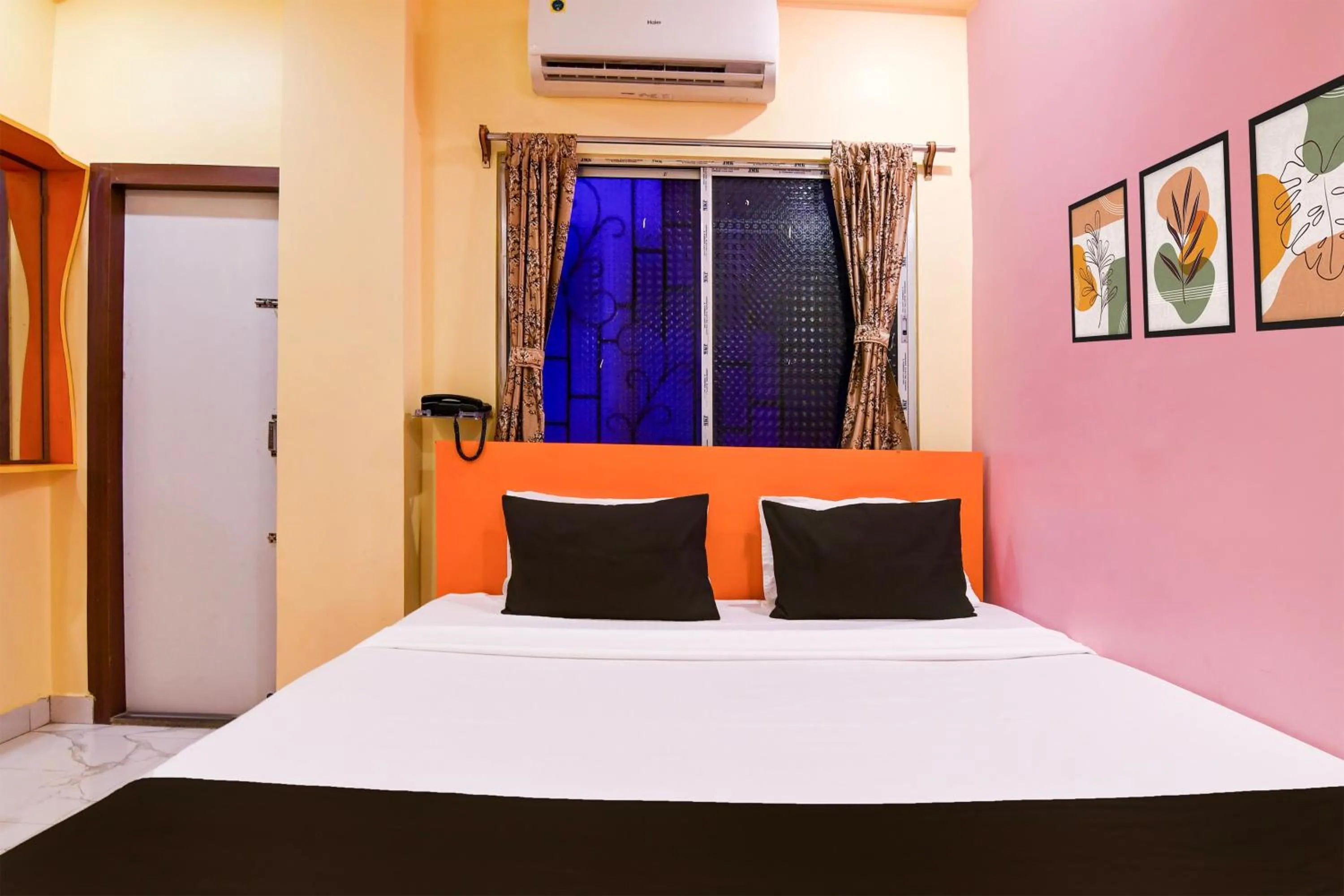 Bedroom, Bed in Hotel O Golden Queen