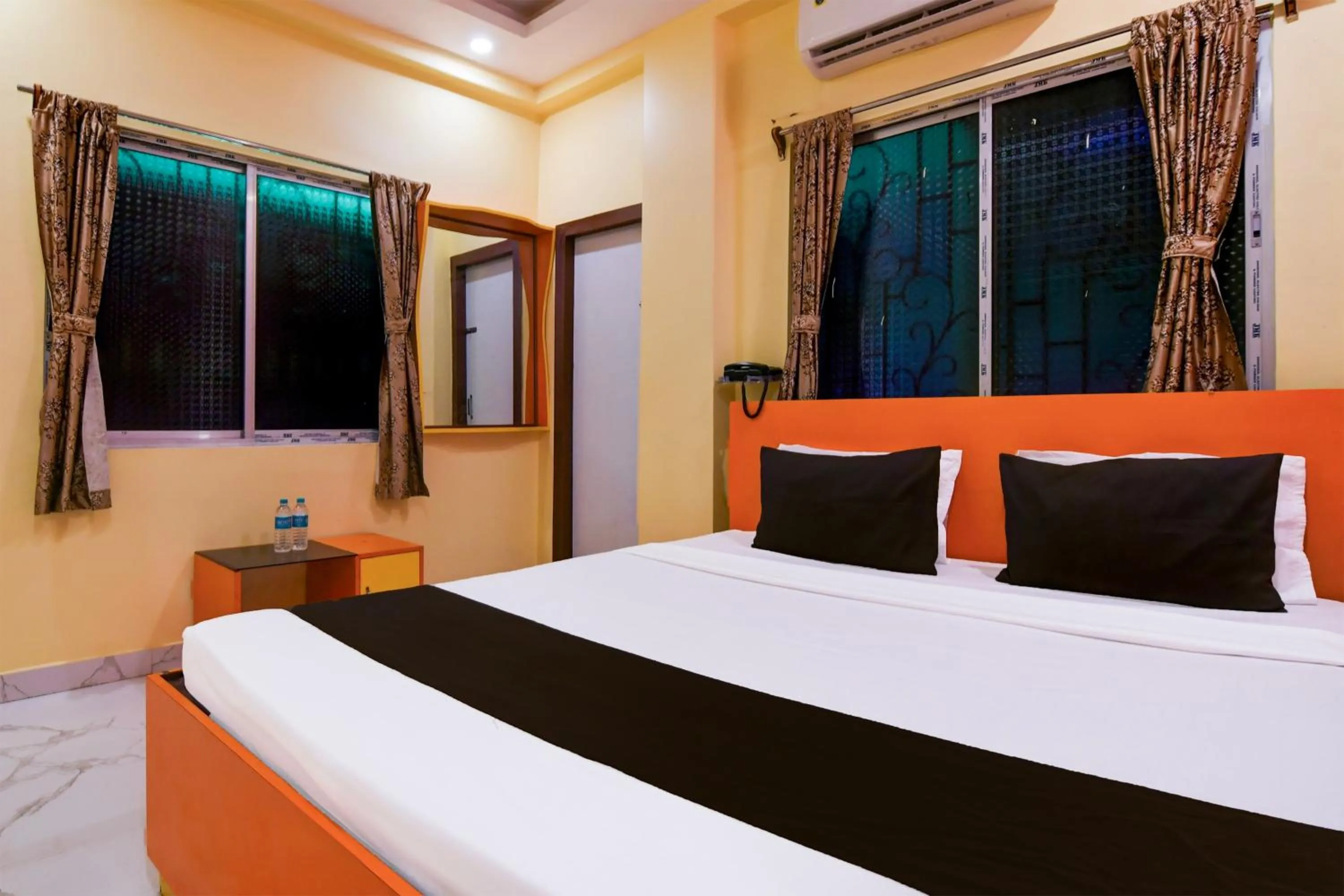 Bedroom, Bed in Hotel O Golden Queen