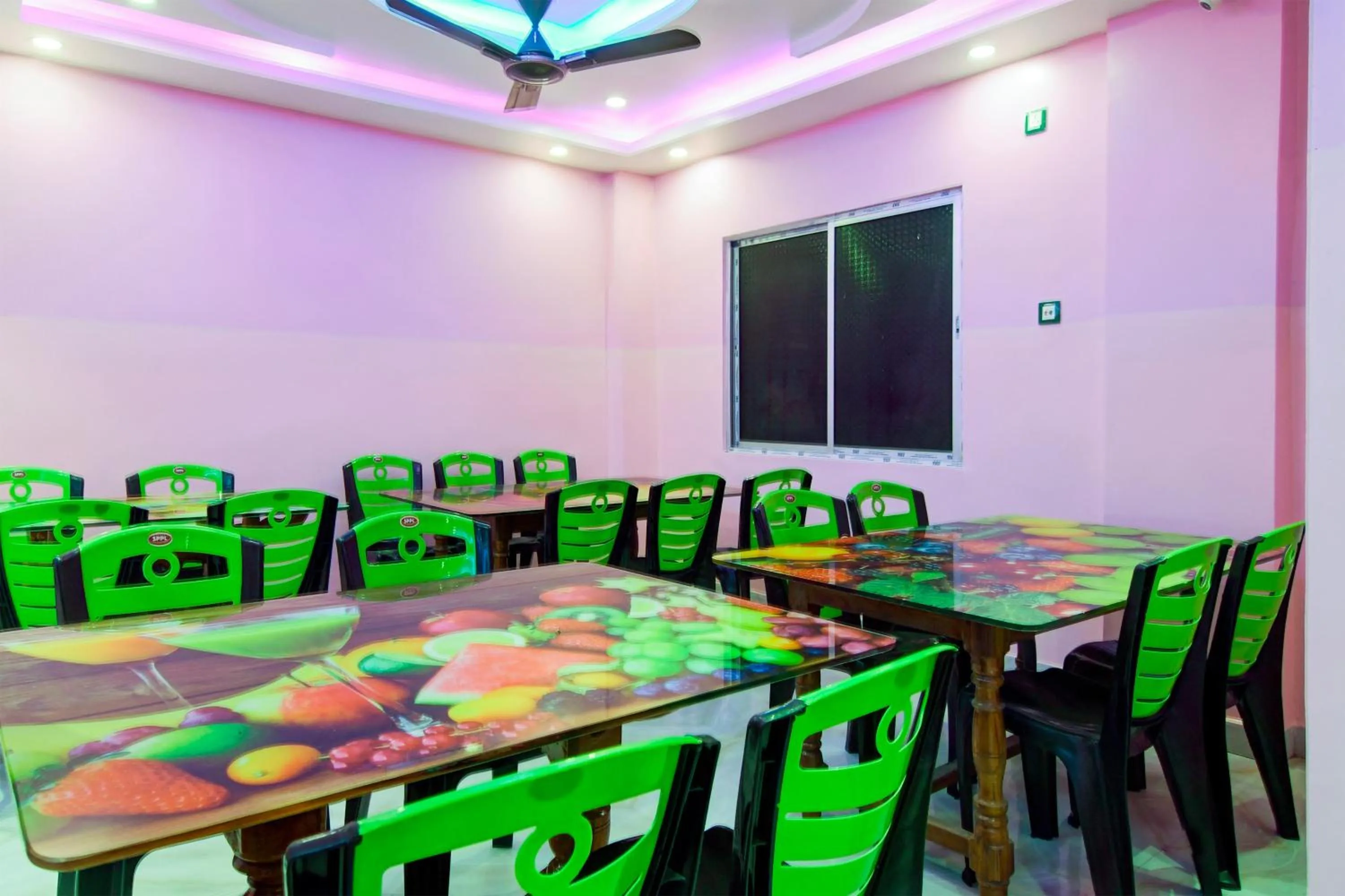 Restaurant/places to eat in Hotel O Golden Queen