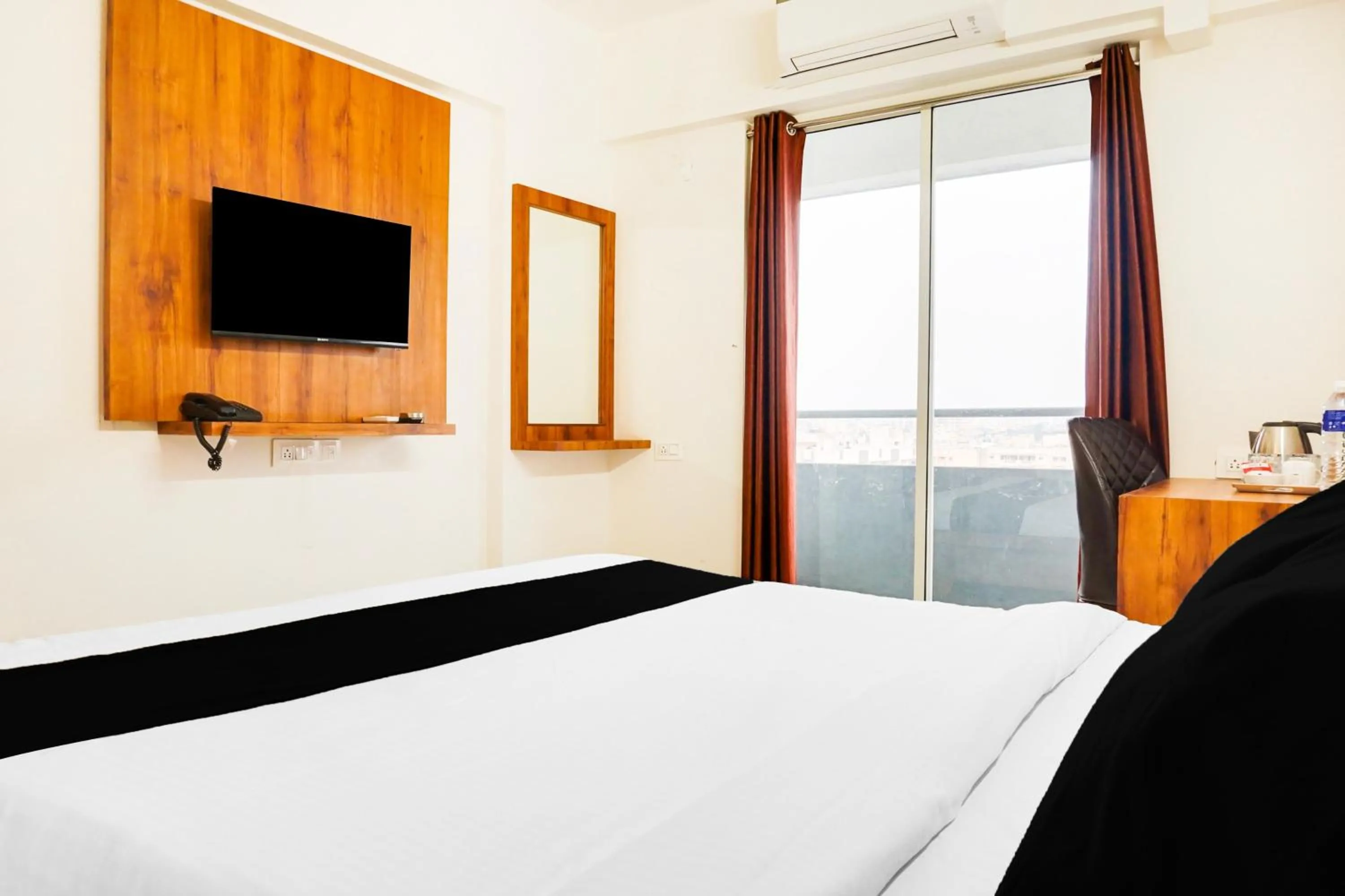 Bedroom, Bed in Super Townhouse Lohegaon Near Pune Airport formerly Landmark Regency