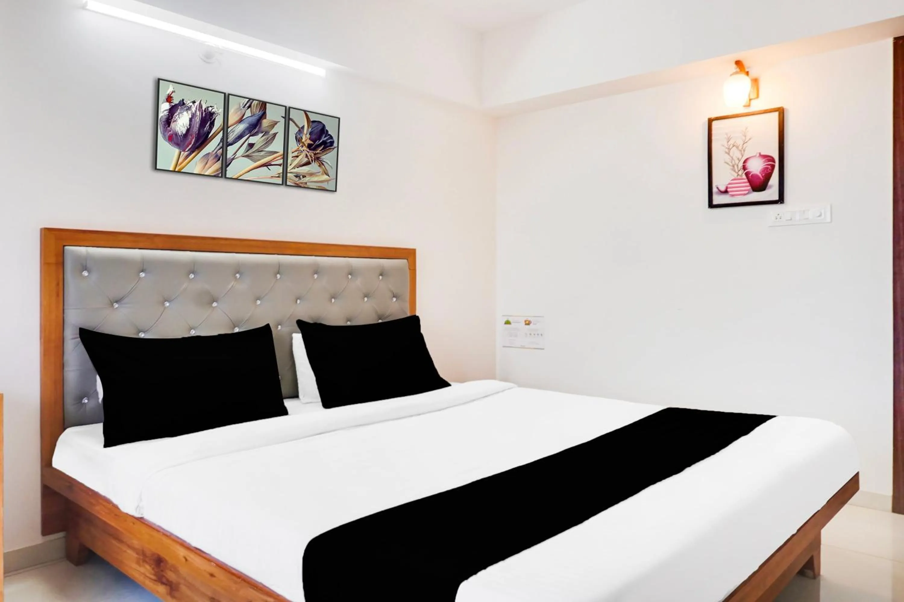 Bedroom, Bed in Super Townhouse Lohegaon Near Pune Airport formerly Landmark Regency