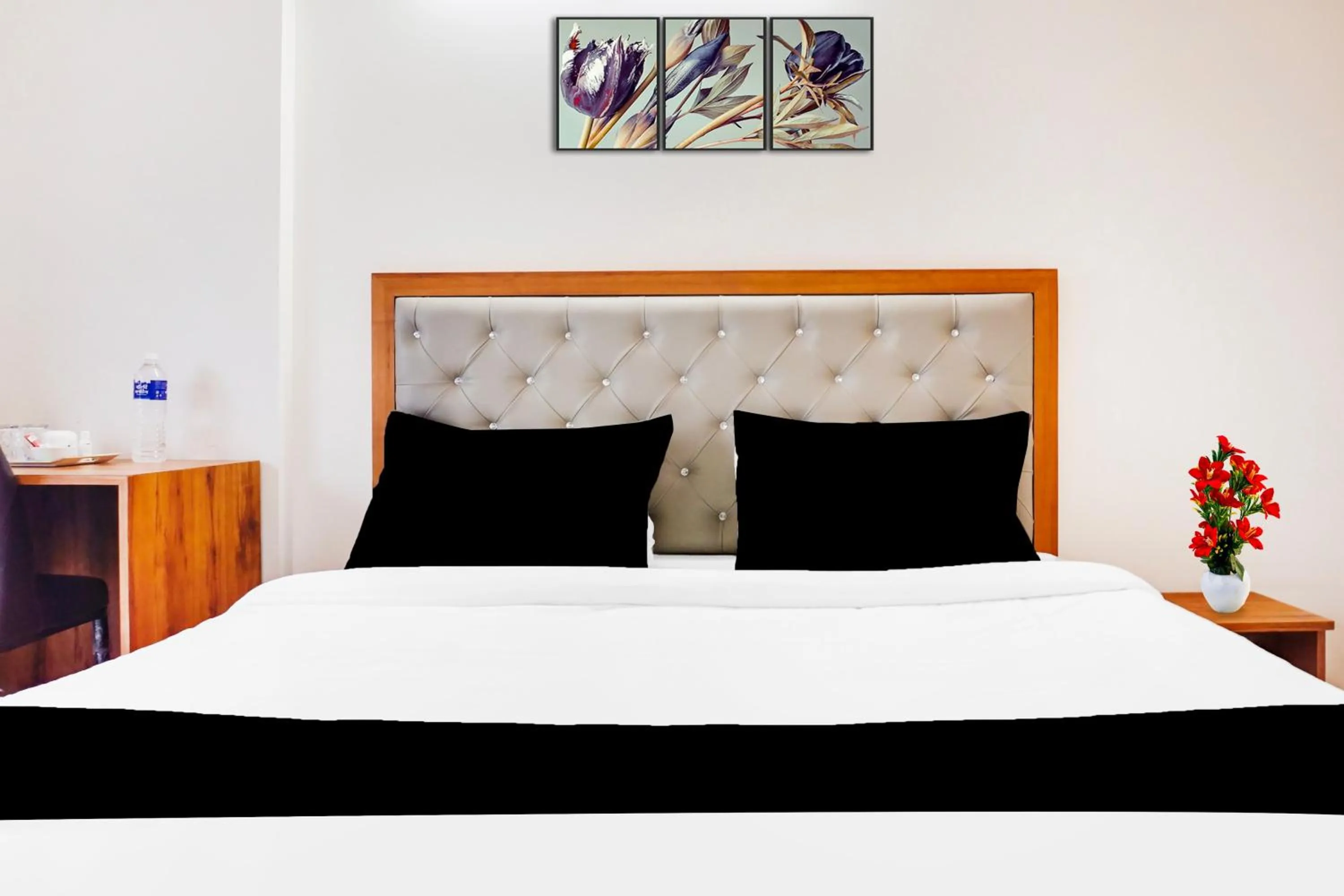 Bedroom, Bed in Super Townhouse Lohegaon Near Pune Airport formerly Landmark Regency