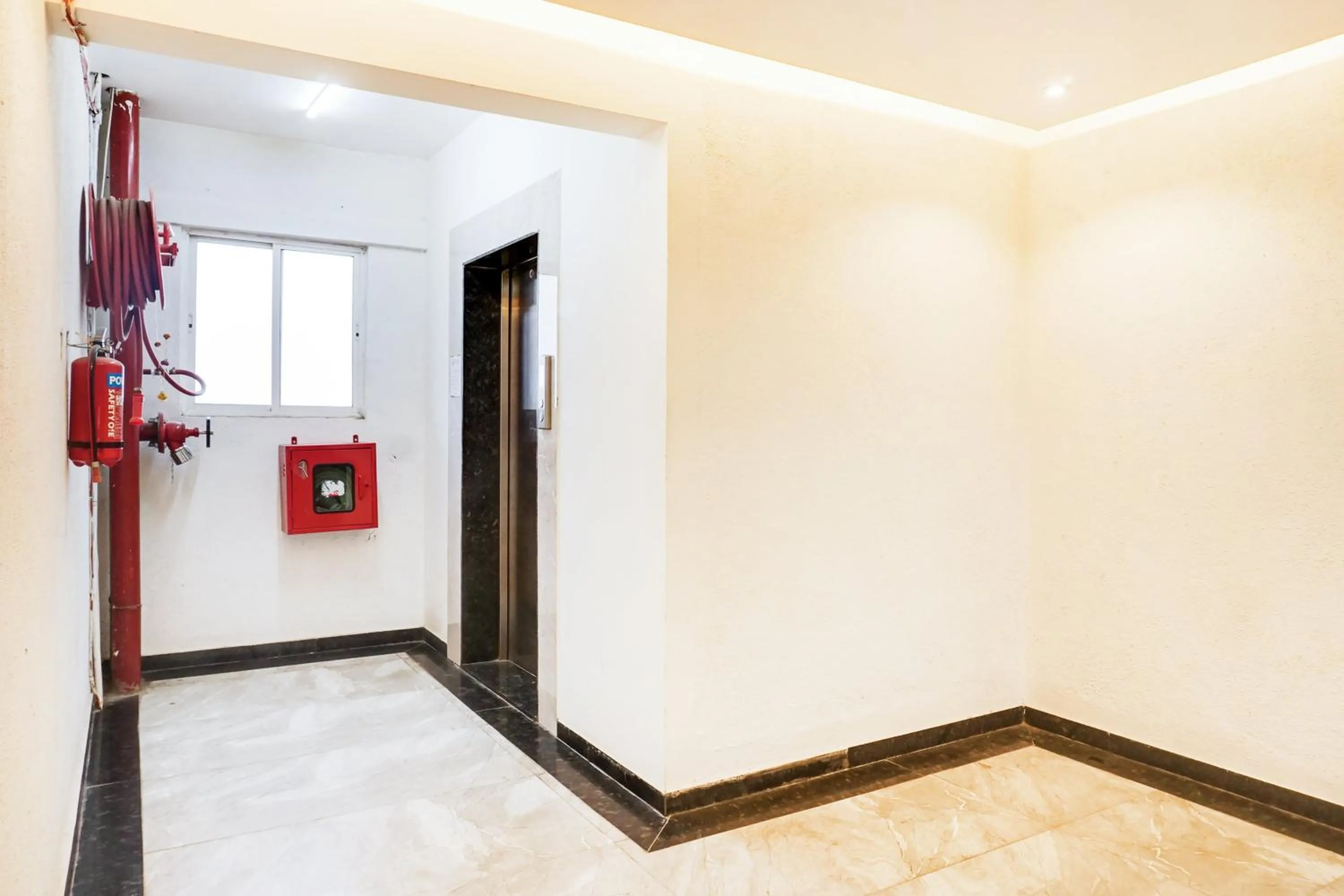 Lobby or reception in Super Townhouse Lohegaon Near Pune Airport formerly Landmark Regency