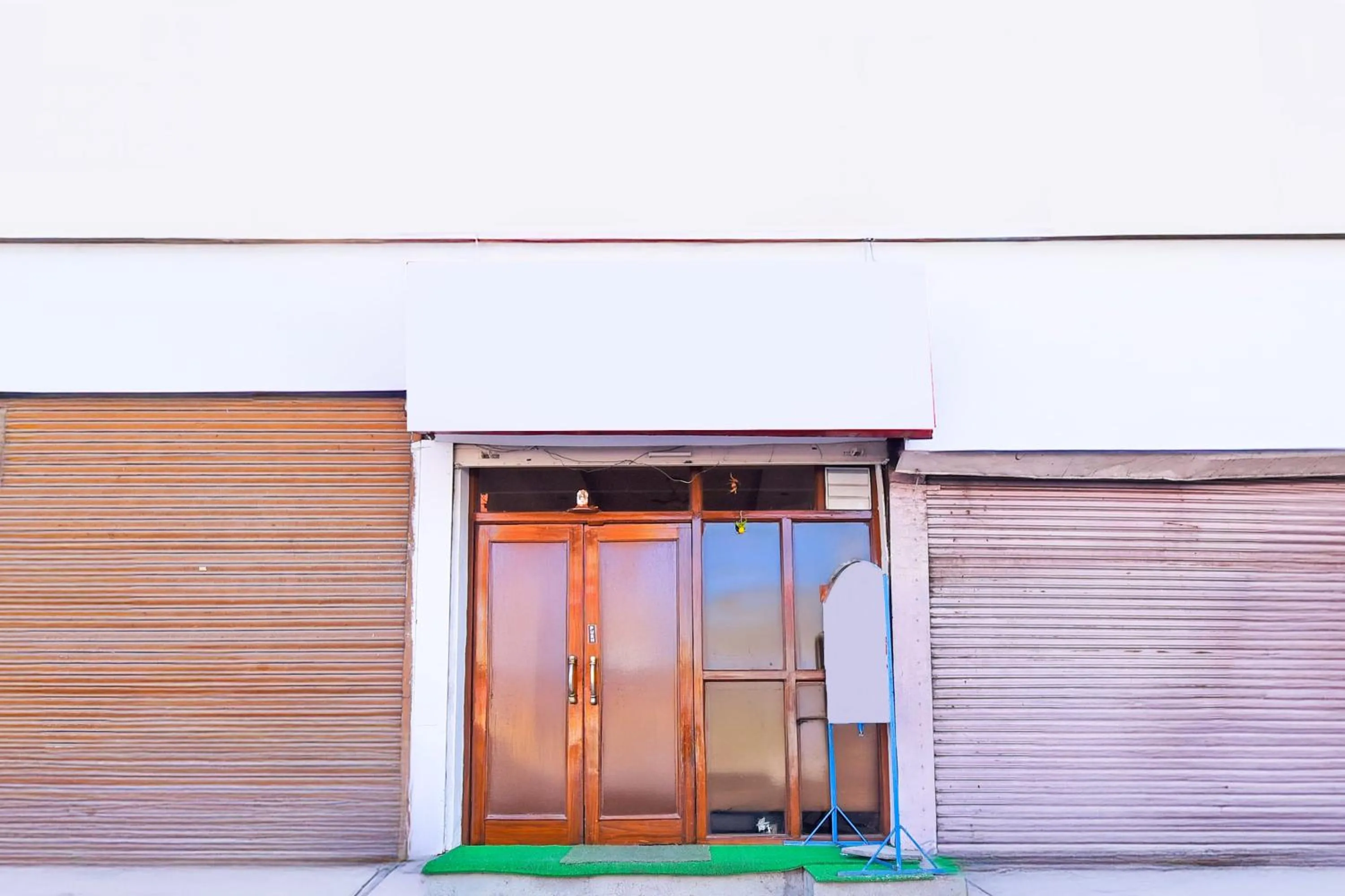 Facade/entrance in Super Collection O Hathroi Market Near Dhuleshwar Garden formerly Hotel Rishi