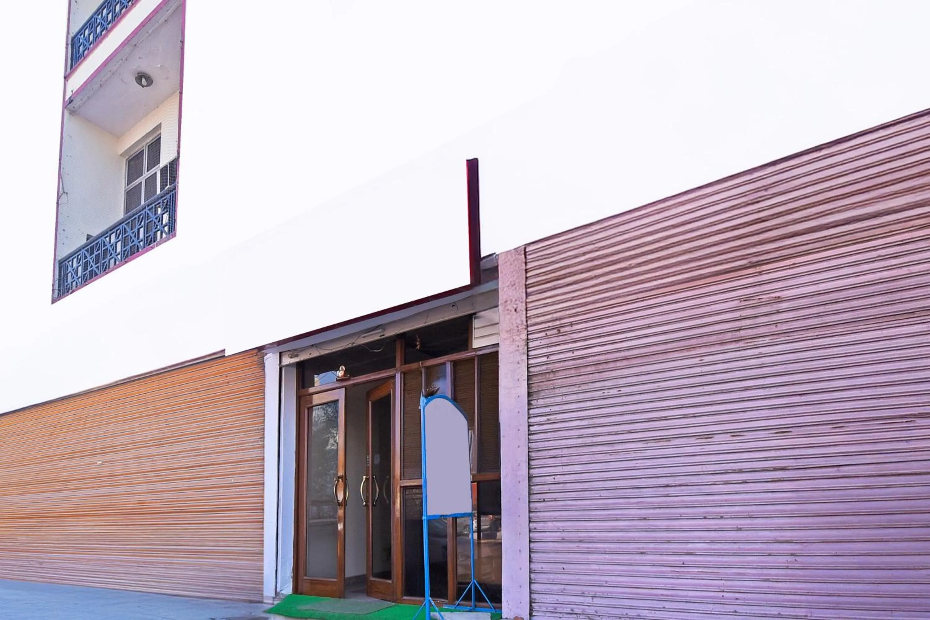 Facade/entrance in Super Collection O Hathroi Market Near Dhuleshwar Garden formerly Hotel Rishi