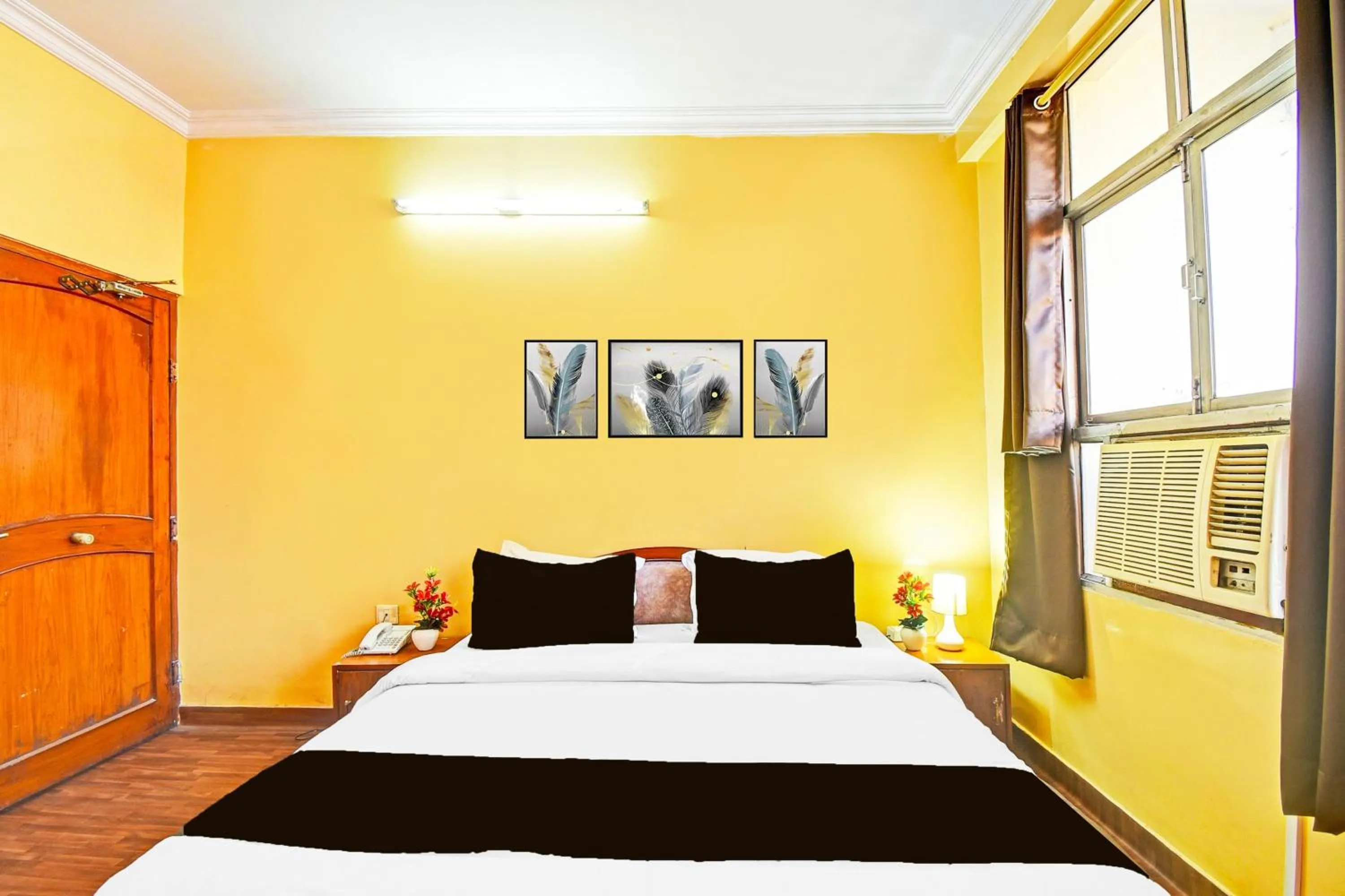 Bedroom, Bed in Super Collection O Hathroi Market Near Dhuleshwar Garden formerly Hotel Rishi