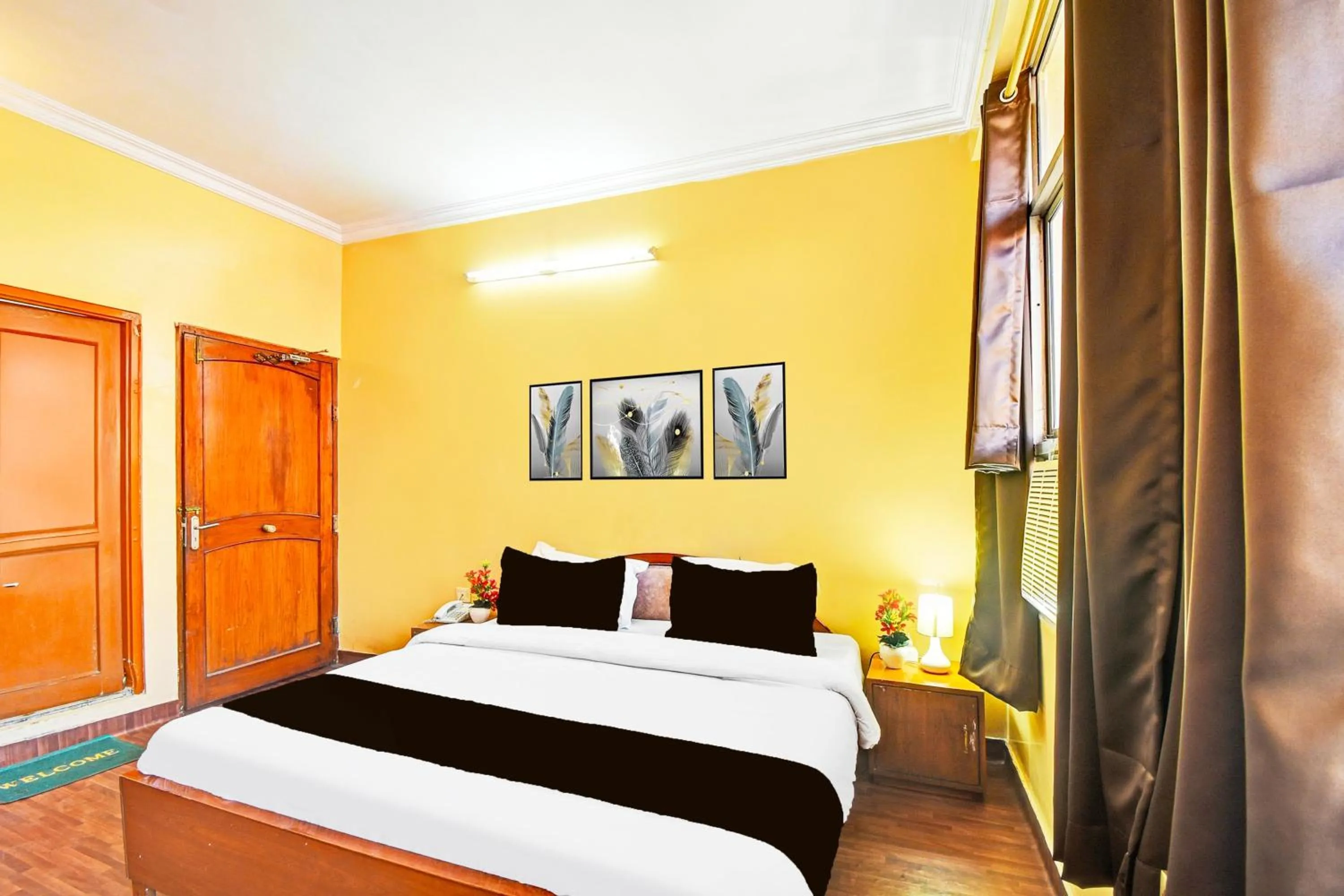 Bedroom, Bed in Super Collection O Hathroi Market Near Dhuleshwar Garden formerly Hotel Rishi