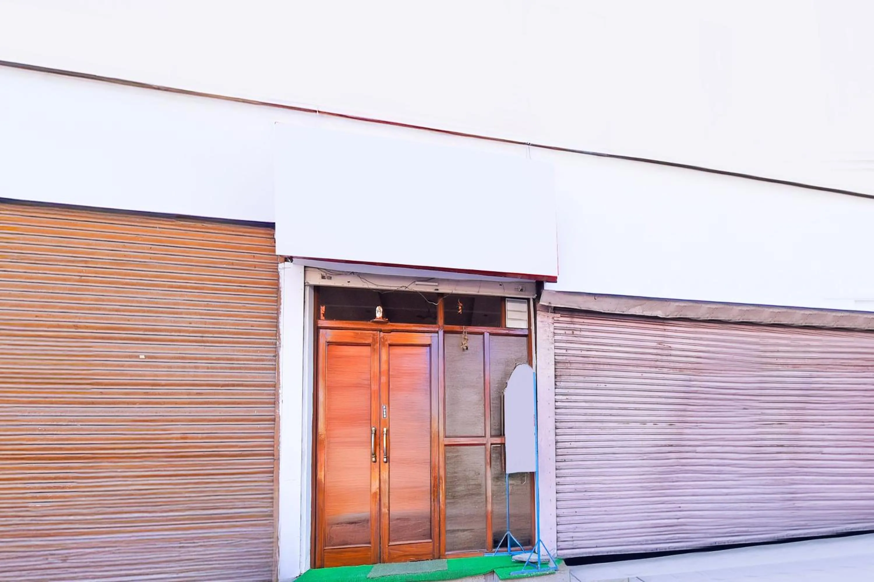 Facade/entrance in Super Collection O Hathroi Market Near Dhuleshwar Garden formerly Hotel Rishi