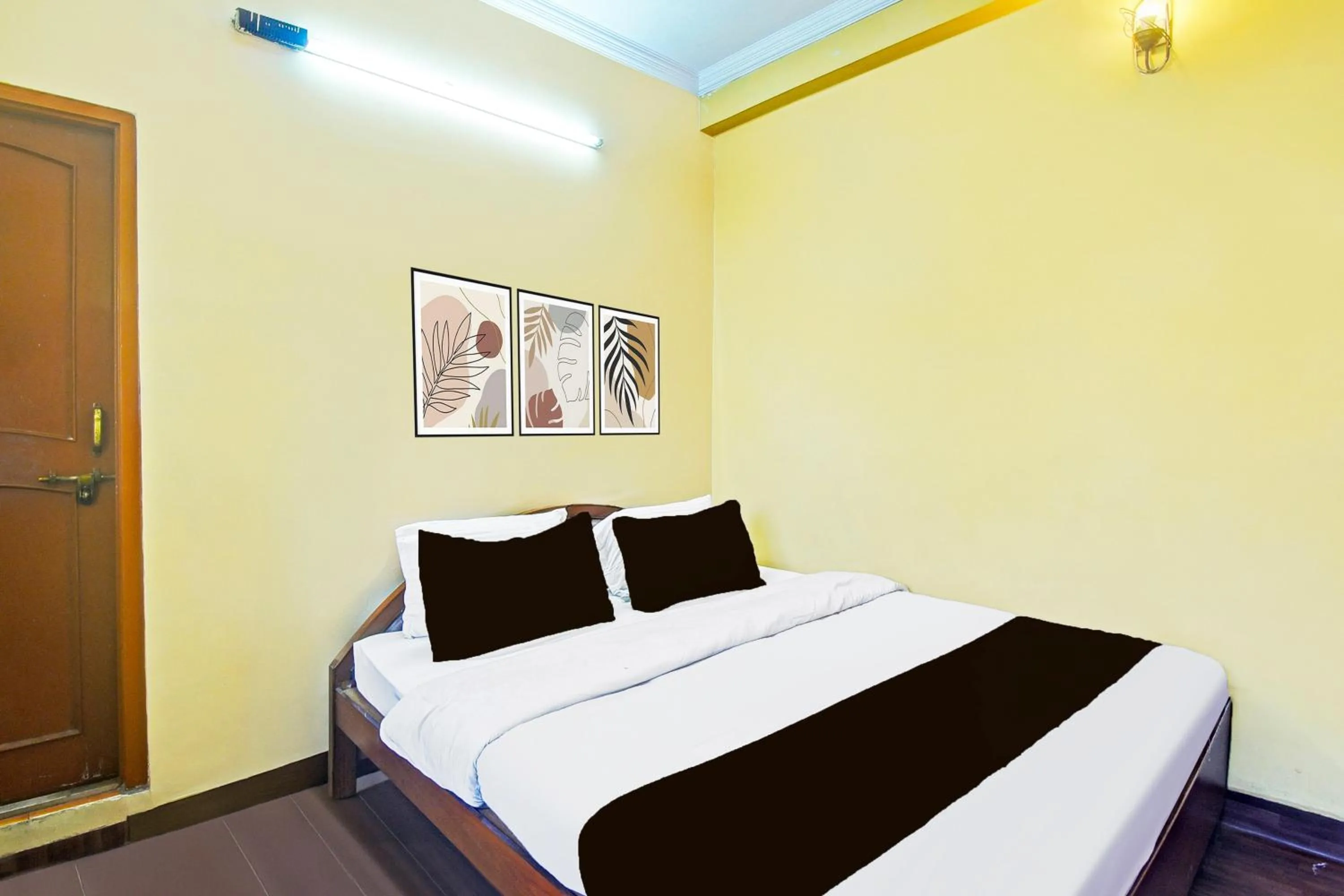 Bedroom, Bed in Super Collection O Hathroi Market Near Dhuleshwar Garden formerly Hotel Rishi