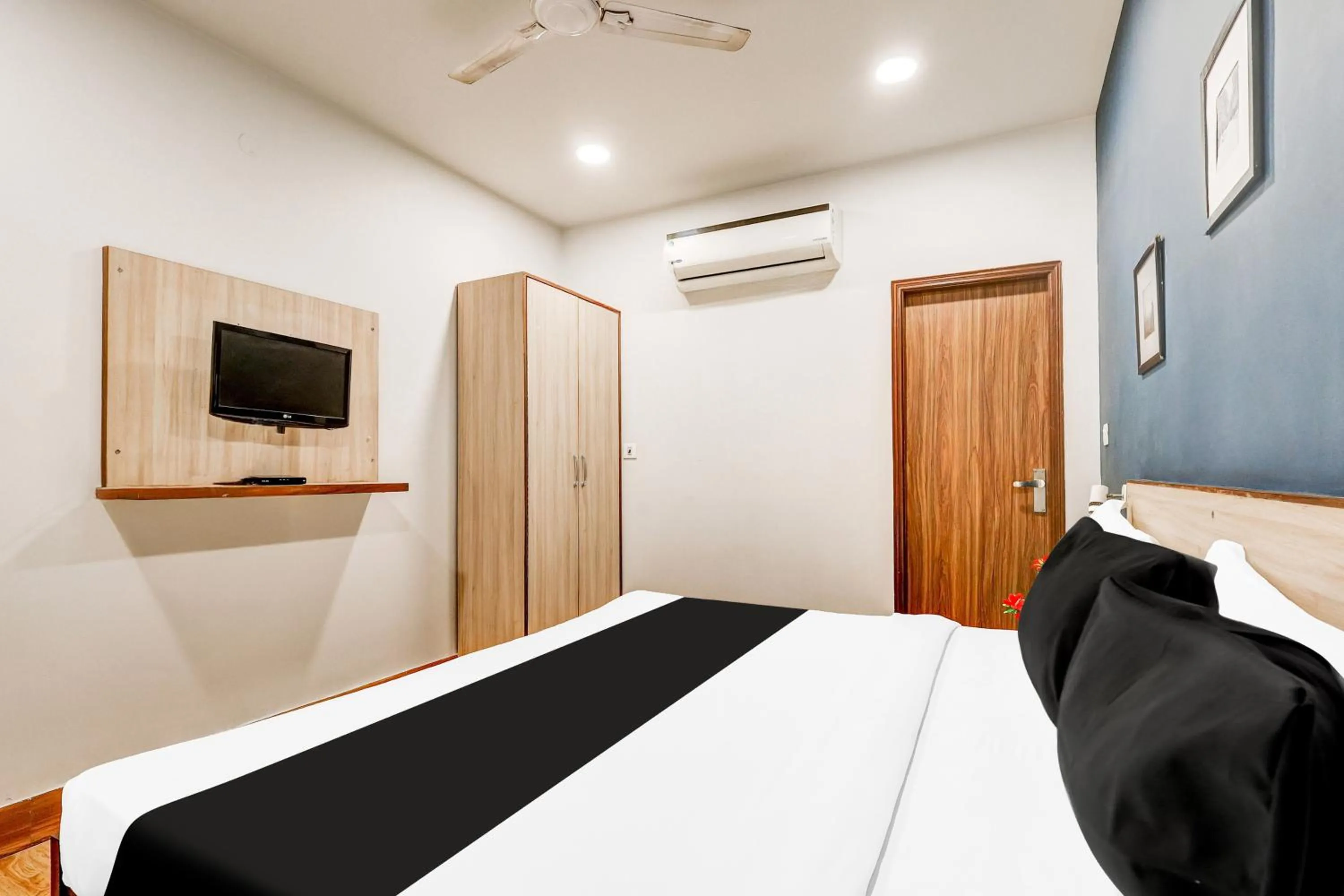 Bedroom, Bed in Super Collection O Palam Near Railway Station