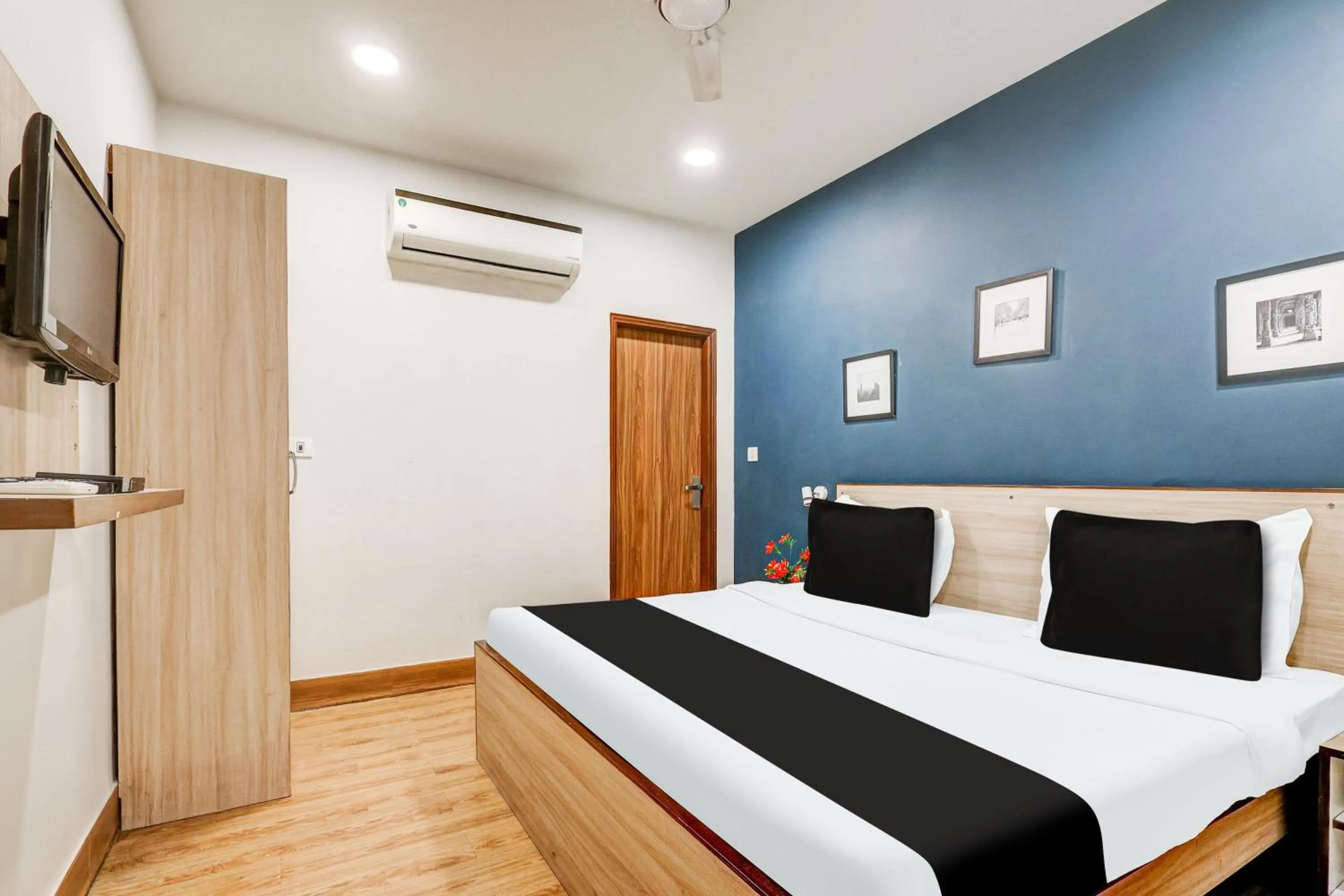 Bedroom, Bed in Super Collection O Palam Near Railway Station
