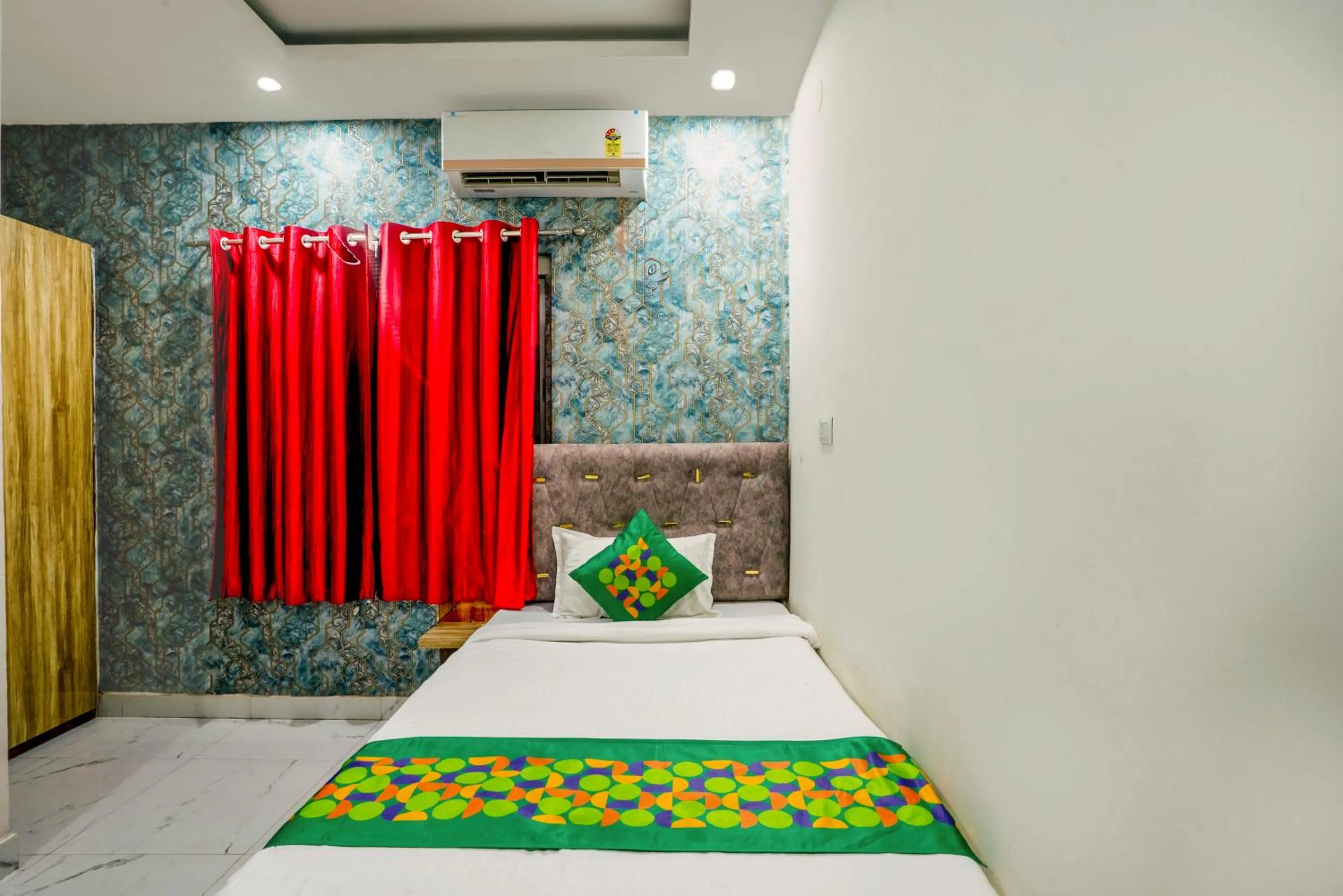 Bedroom, Bed in Treebo NPS Grand, Ranchi Railway Station