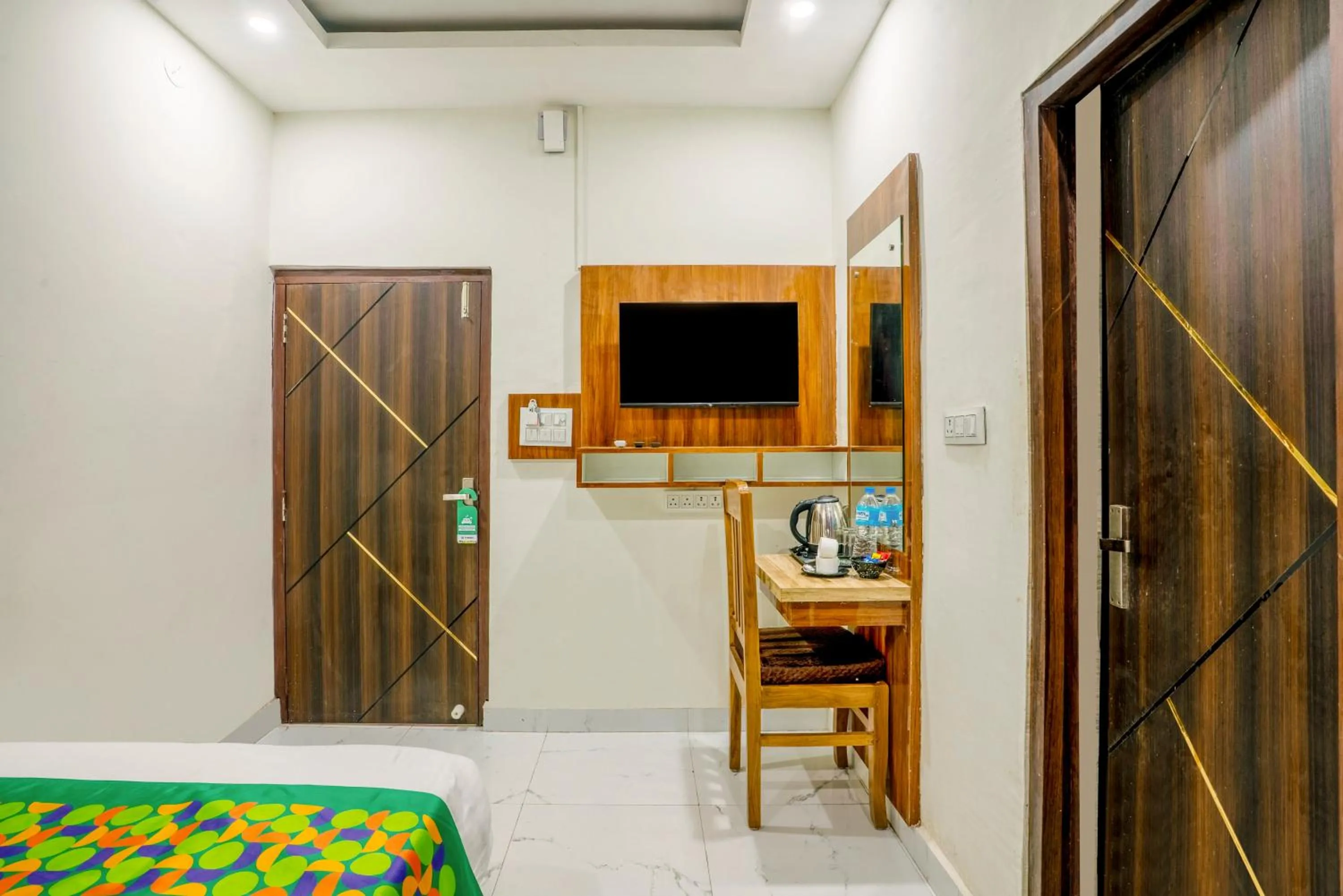 Bedroom, Bed in Treebo NPS Grand, Ranchi Railway Station