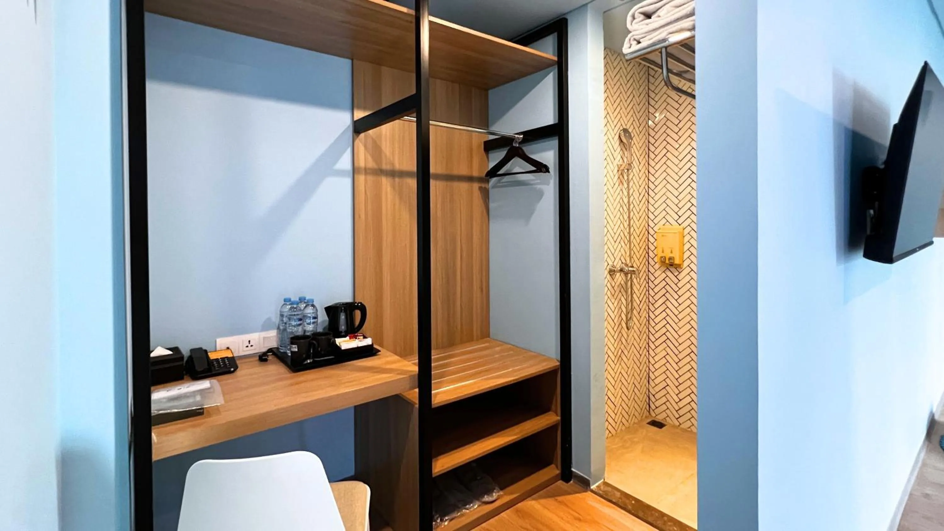 Bathroom, Bed in Yellow Bee Resort Cililitan