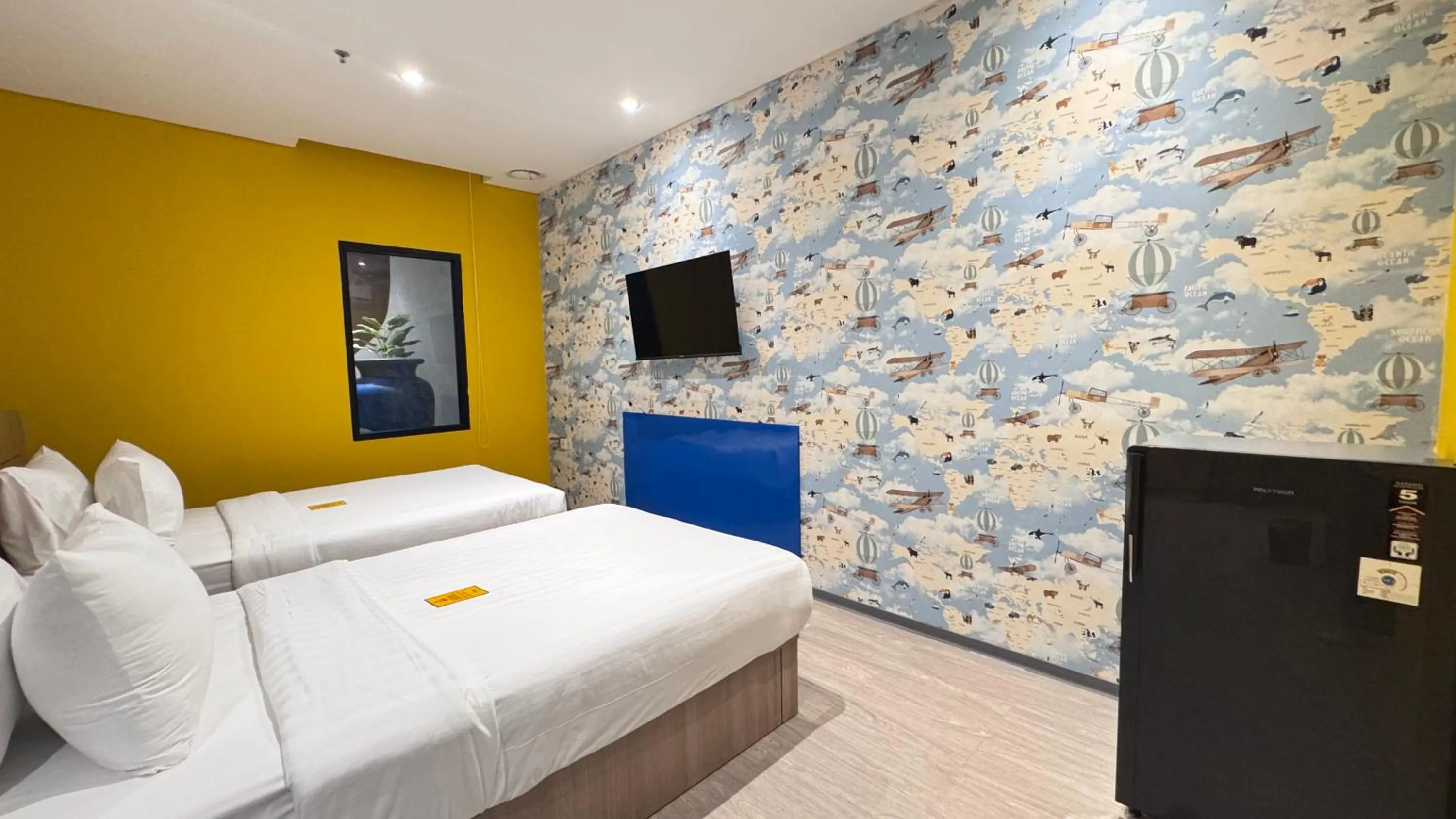 Bedroom, Bed in Yellow Bee Resort Cililitan