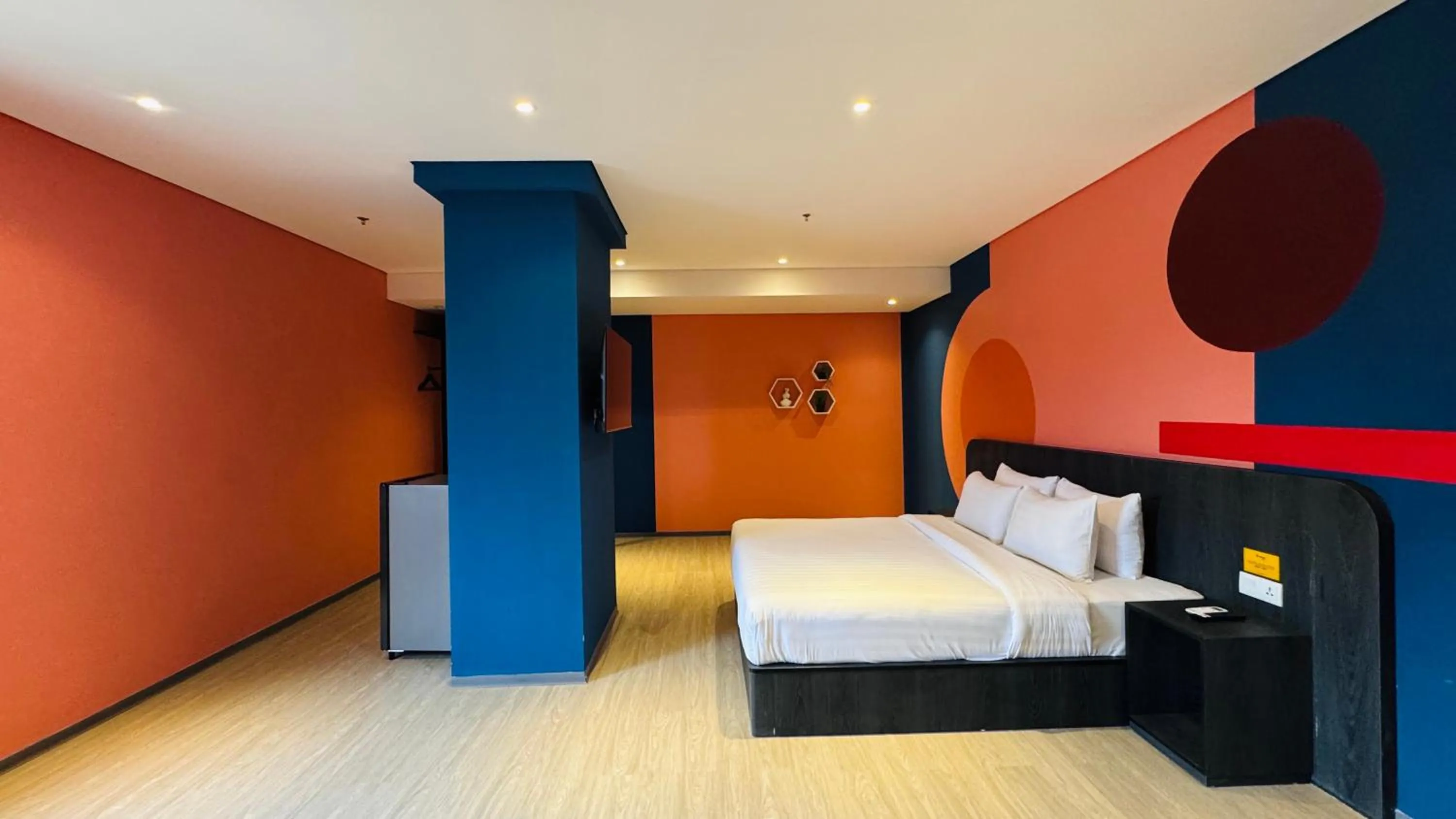 Bedroom, Bed in Yellow Bee Resort Cililitan