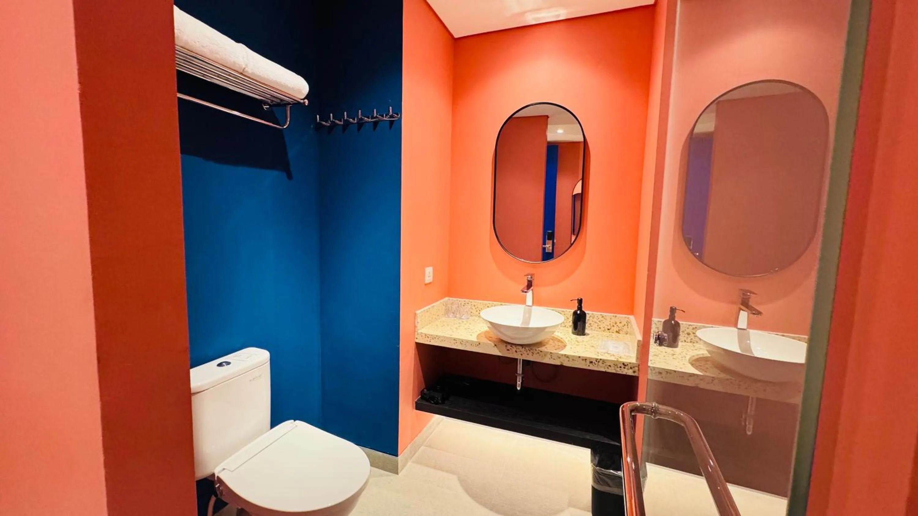 Bathroom in Yellow Bee Resort Cililitan