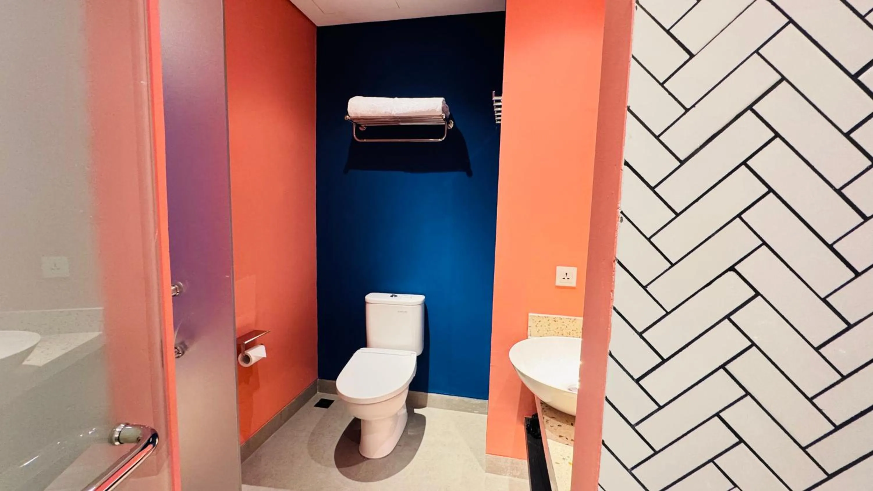 Bathroom in Yellow Bee Resort Cililitan