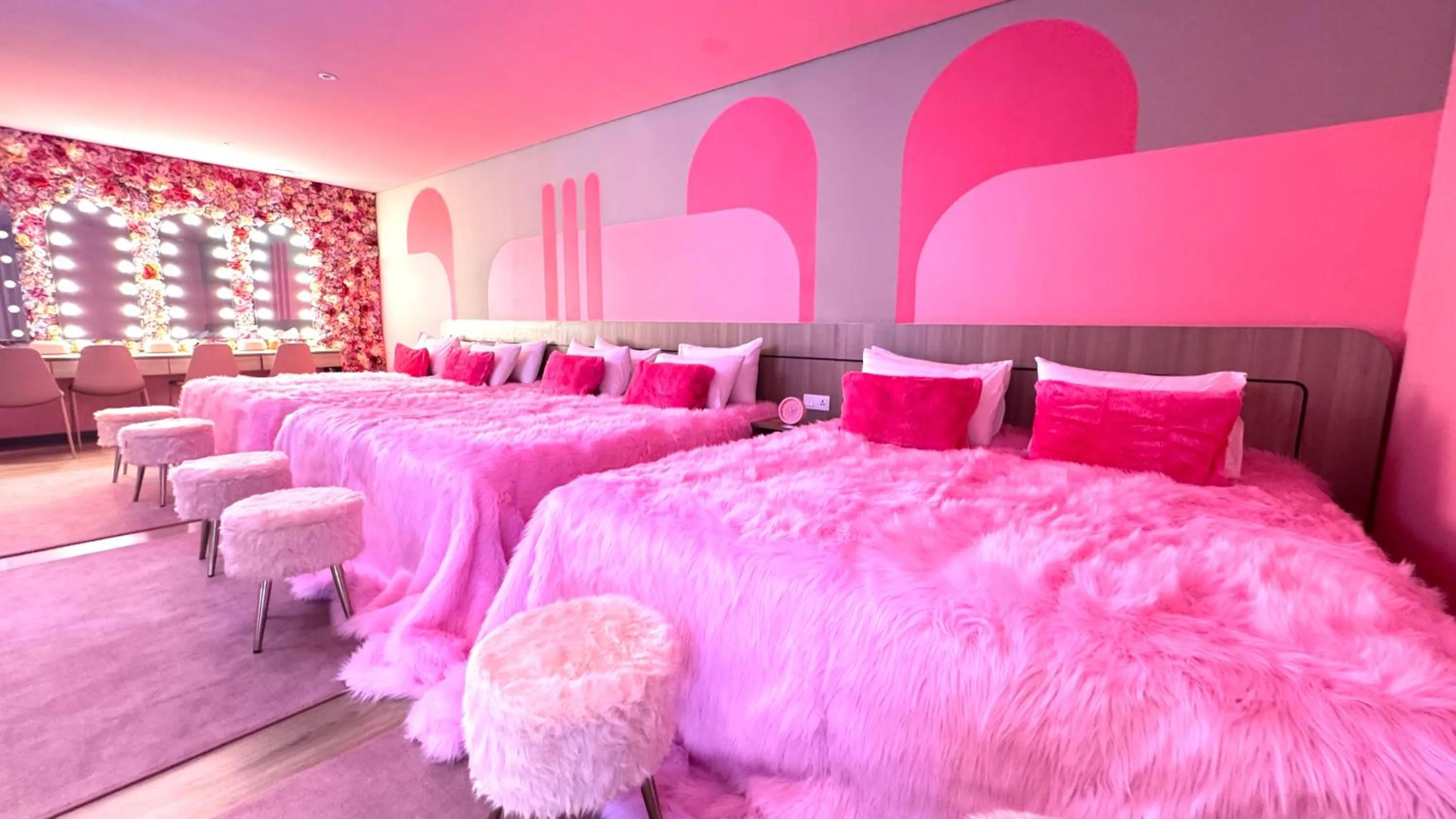 Bedroom, Bed in Yellow Bee Resort Cililitan