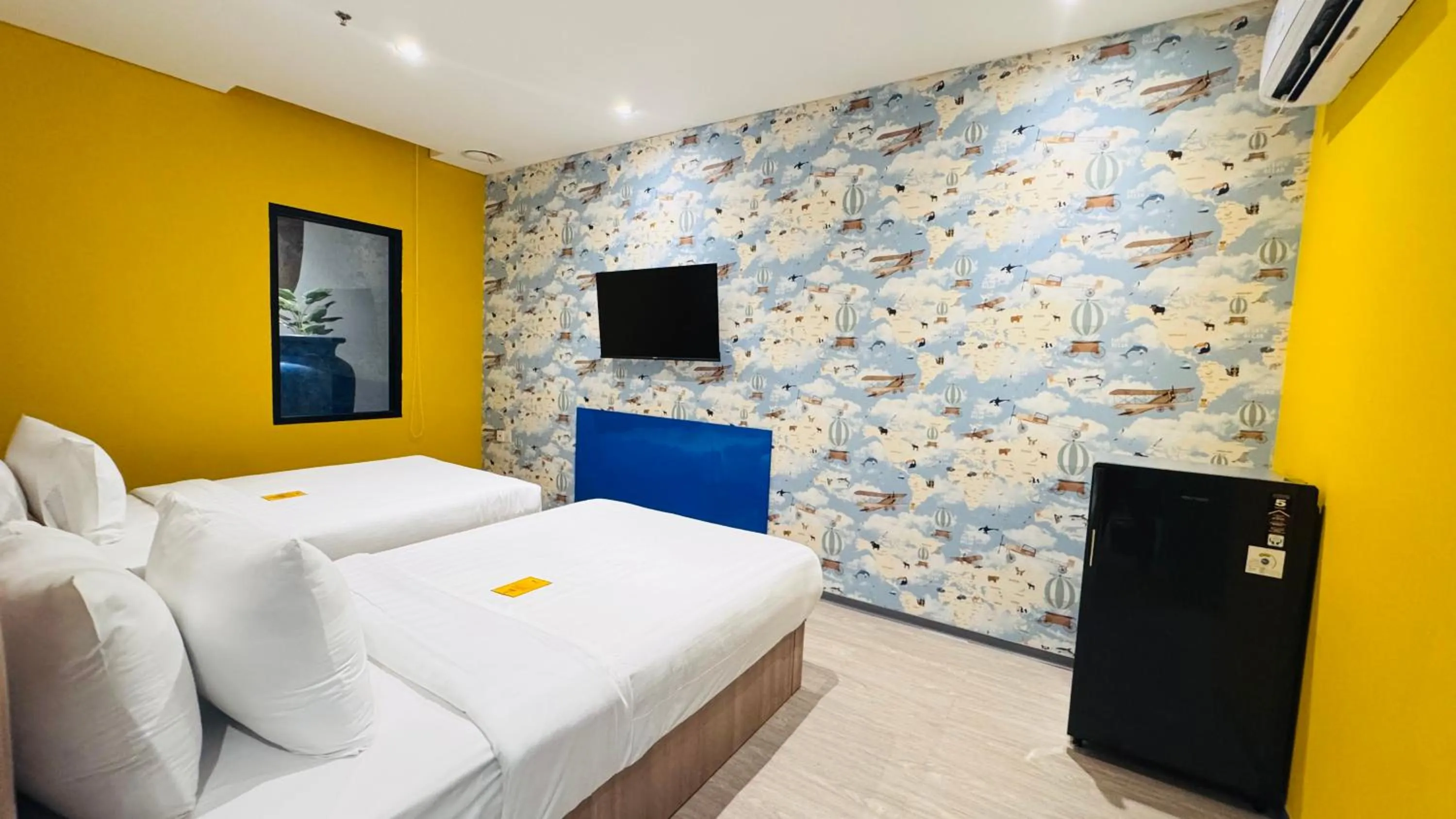 Bedroom, Bed in Yellow Bee Resort Cililitan