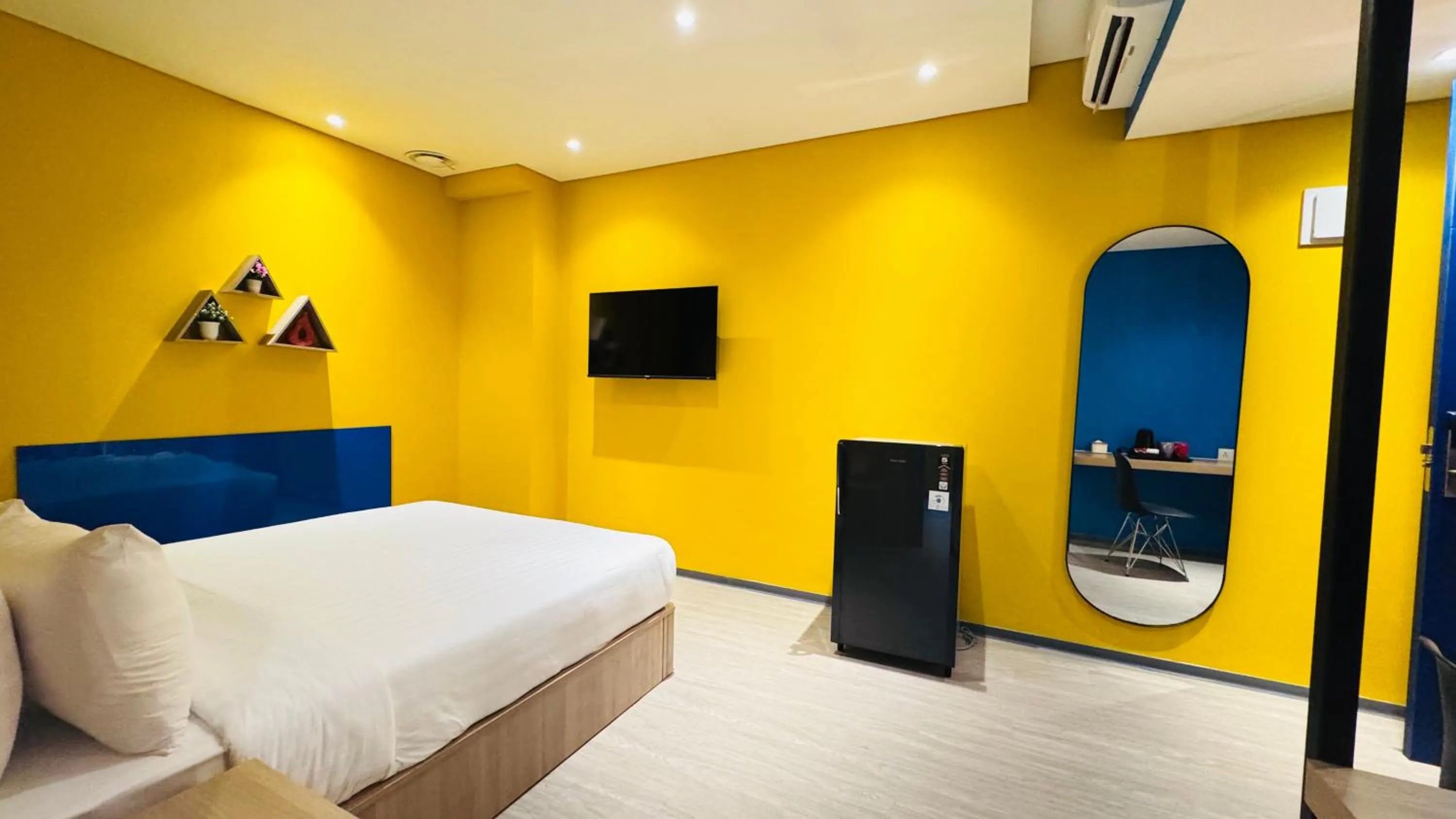 Bedroom, Bed in Yellow Bee Resort Cililitan