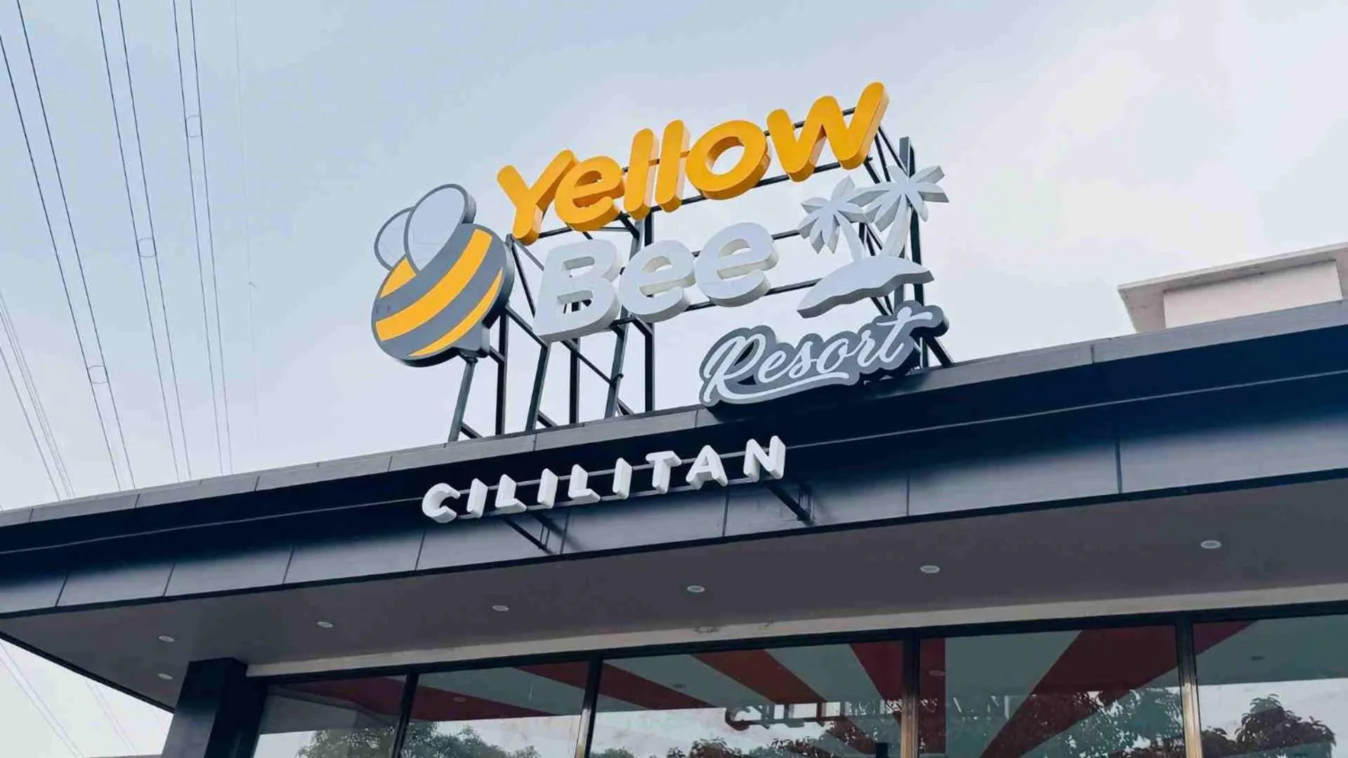 Facade/entrance in Yellow Bee Resort Cililitan