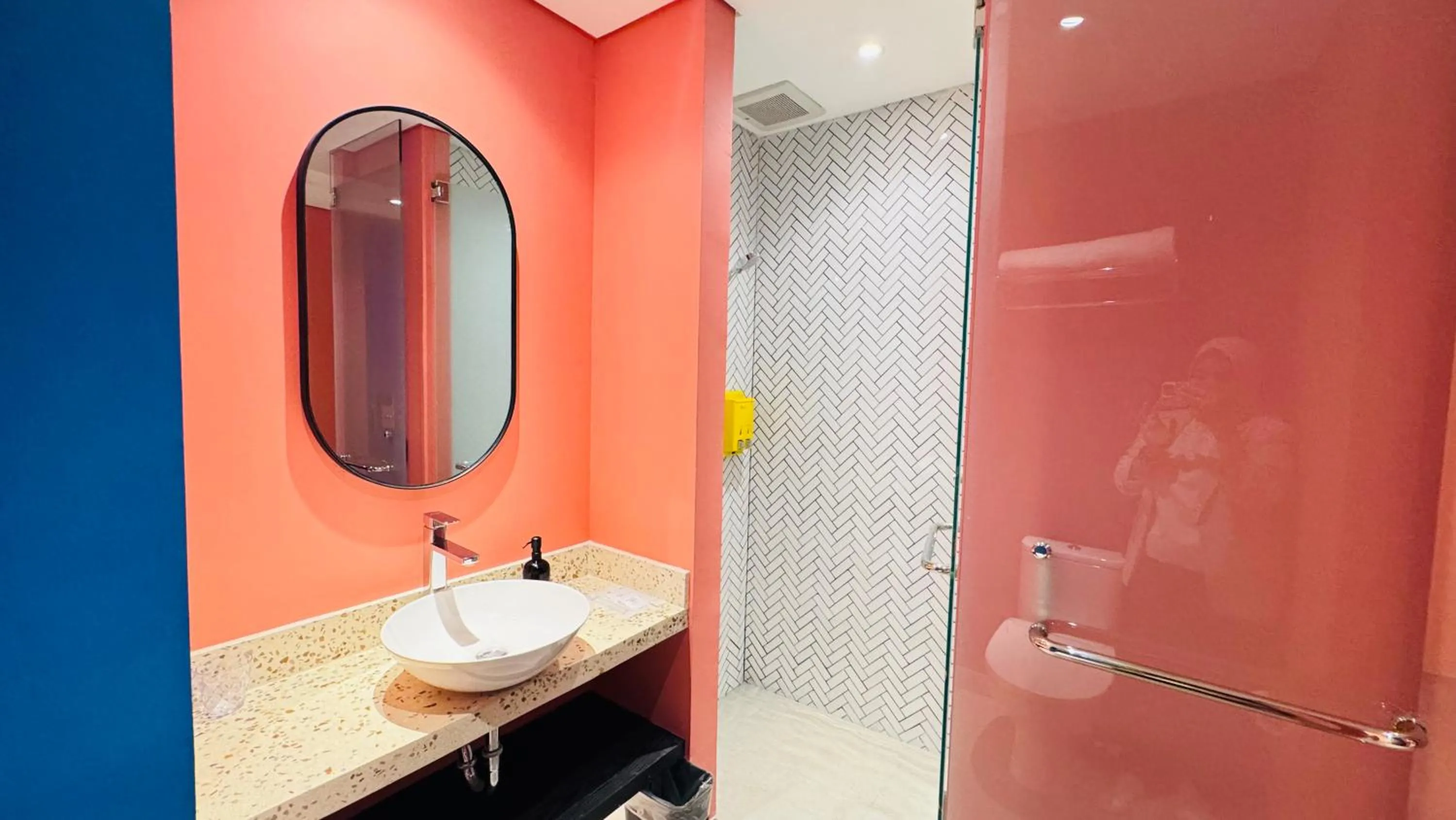 Bathroom in Yellow Bee Resort Cililitan