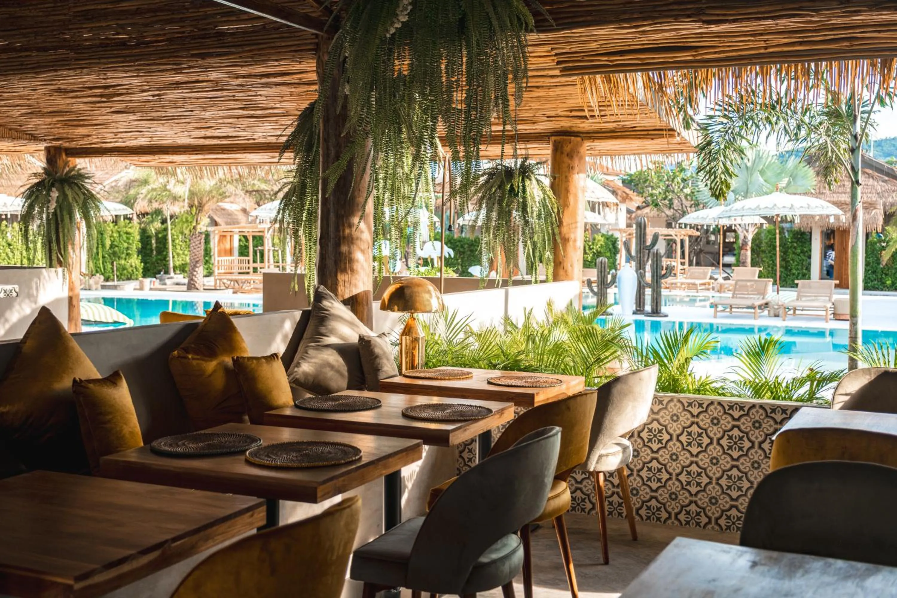 Restaurant/places to eat in The Deck Cottages Samui