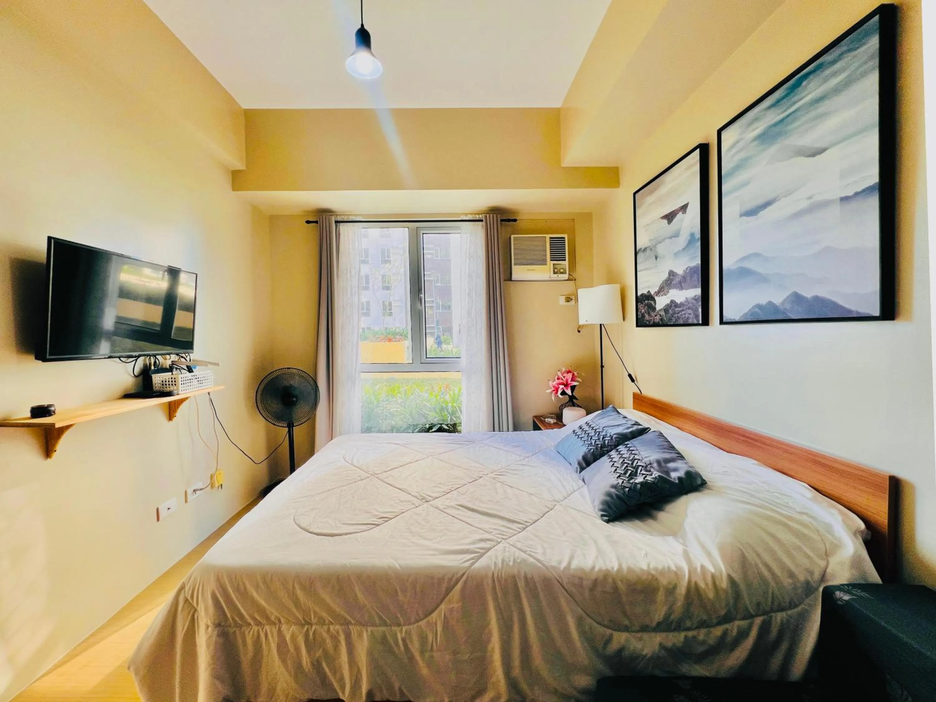 Photo of the whole room, Bed in Avida Towers Atria