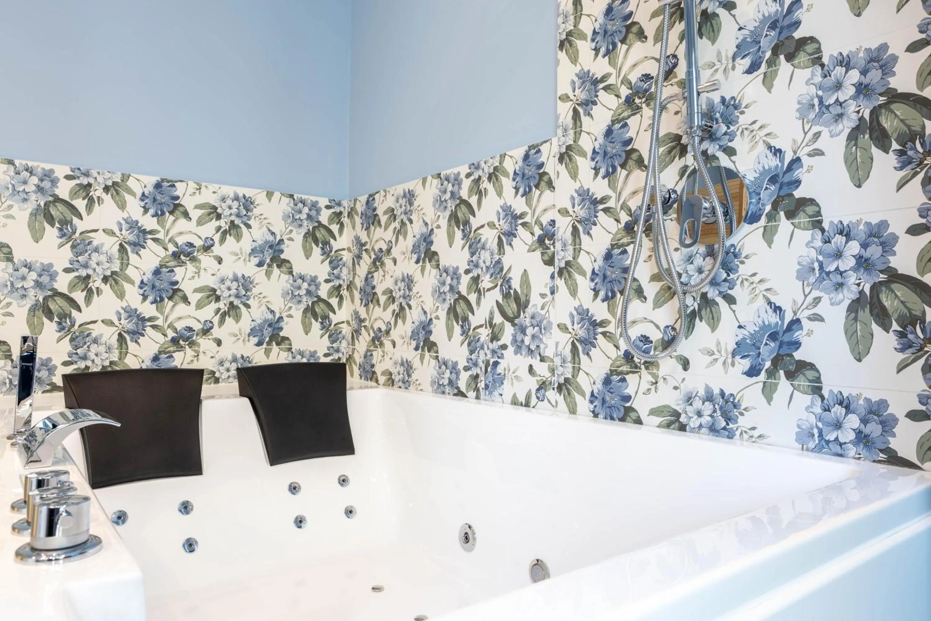 Hot Tub in Pier Capponi 17 Rooms & Suites