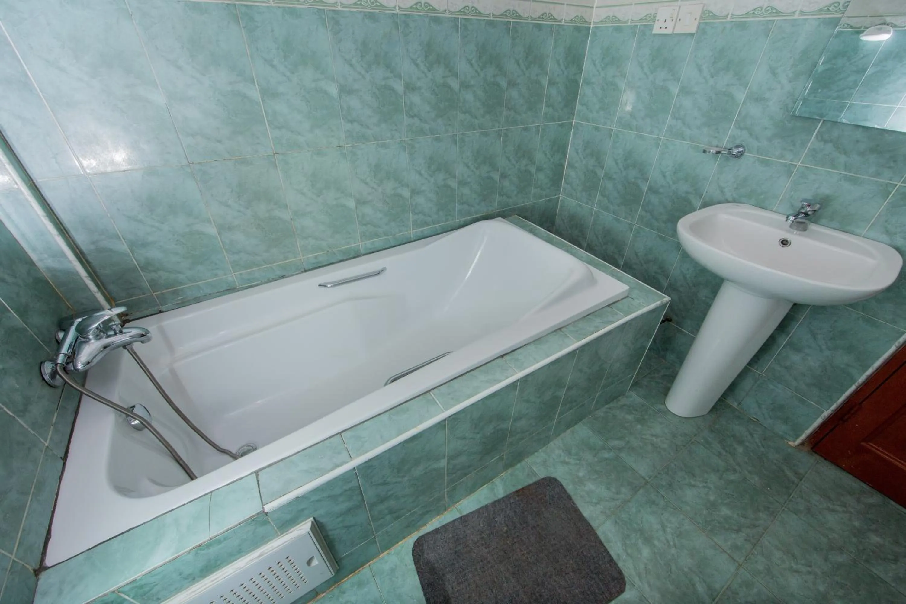 Bathroom in Pemicsa Hotel Accra