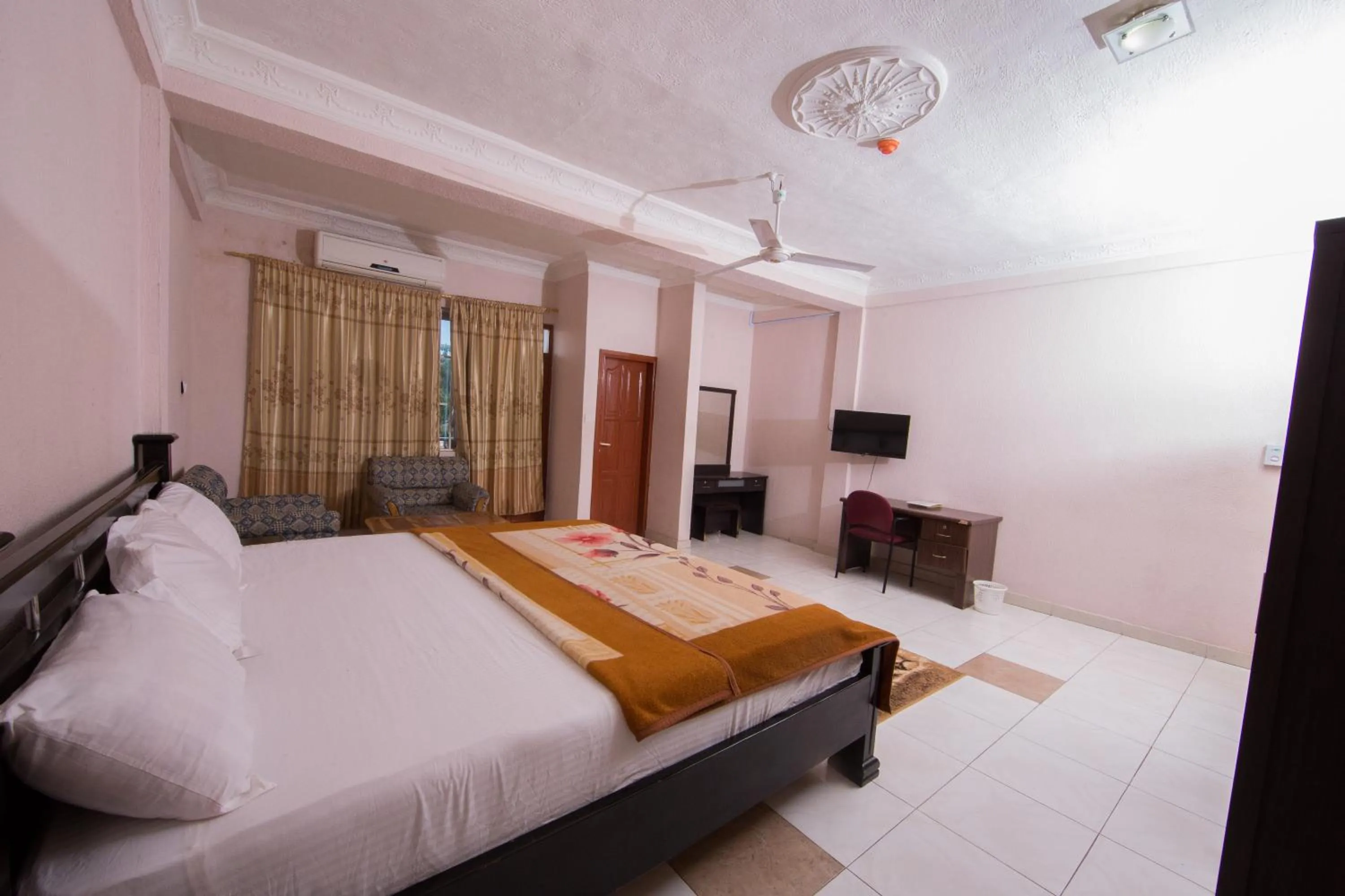 Bed in Pemicsa Hotel Accra