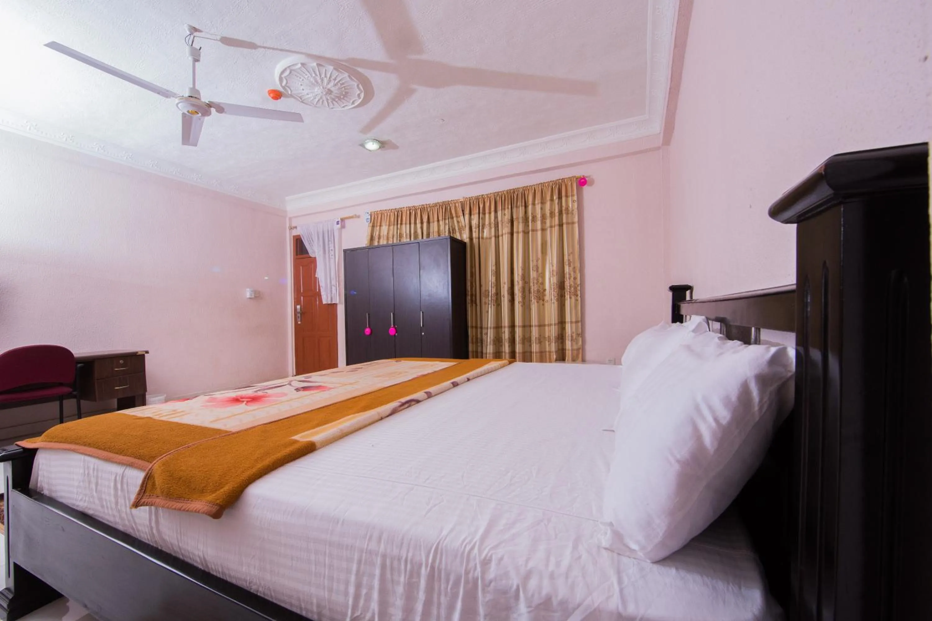 Bed in Pemicsa Hotel Accra