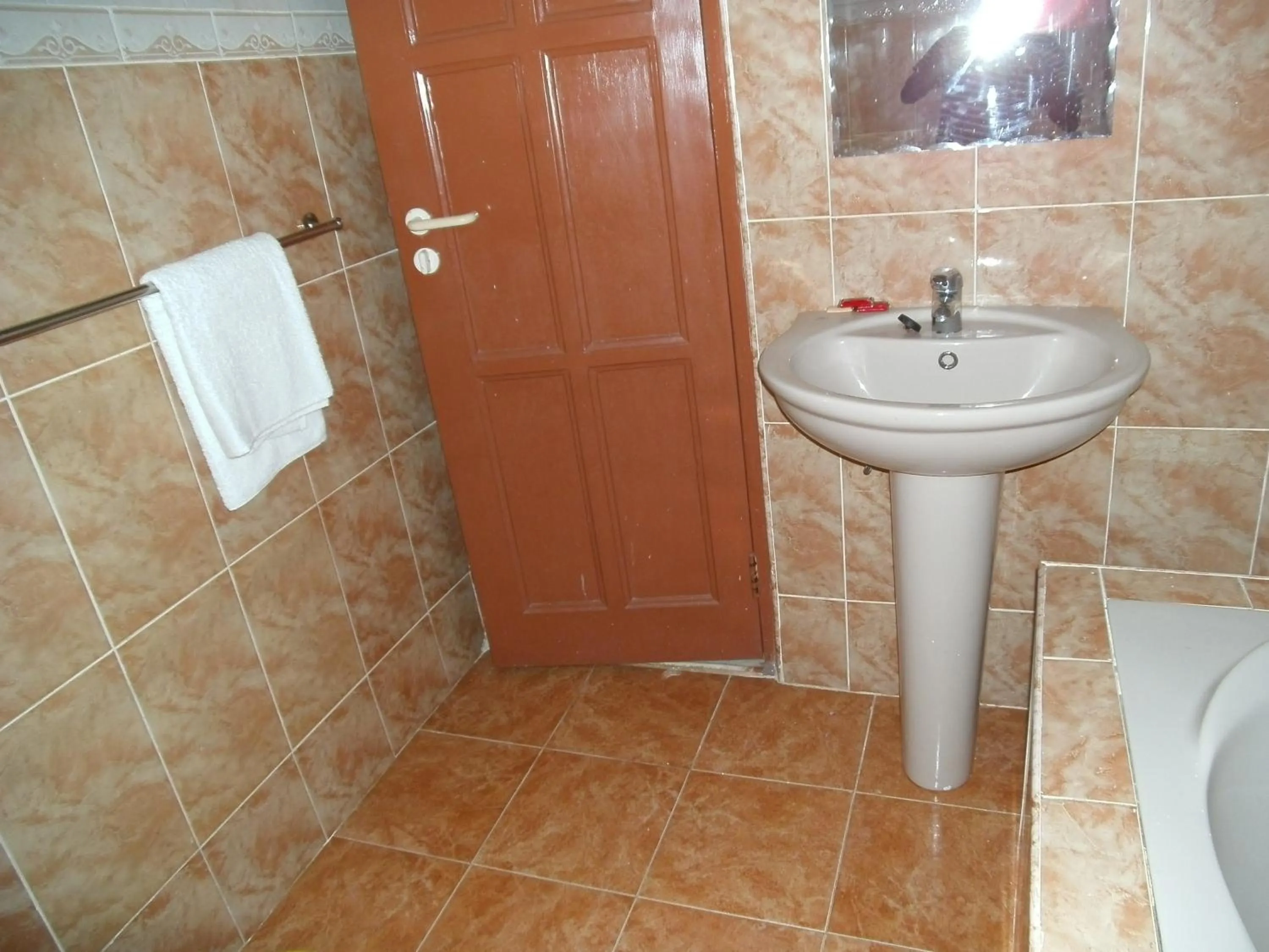 Bathroom in Pemicsa Hotel Accra