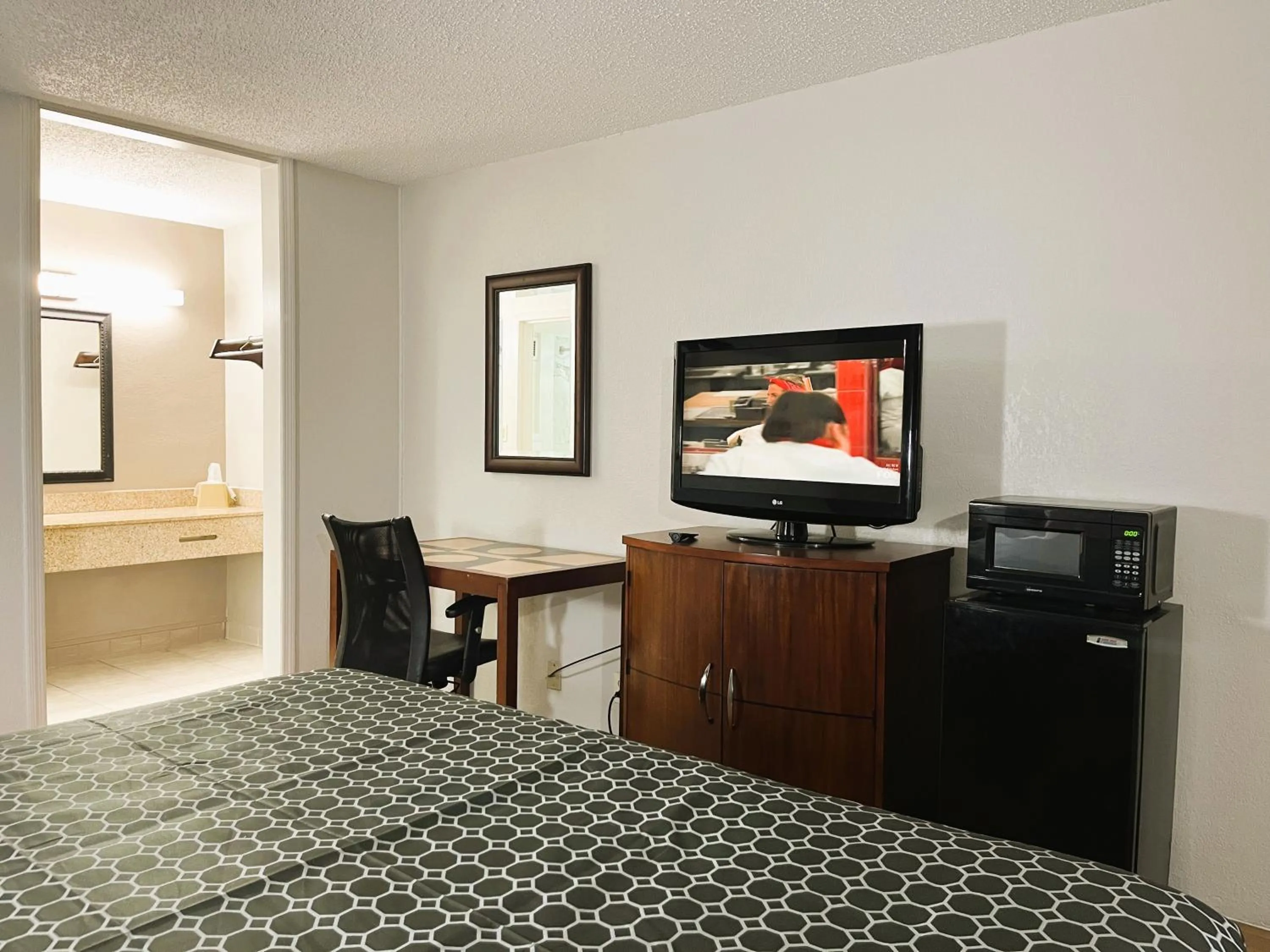 TV and multimedia in Budgetel Inn - Phenix City