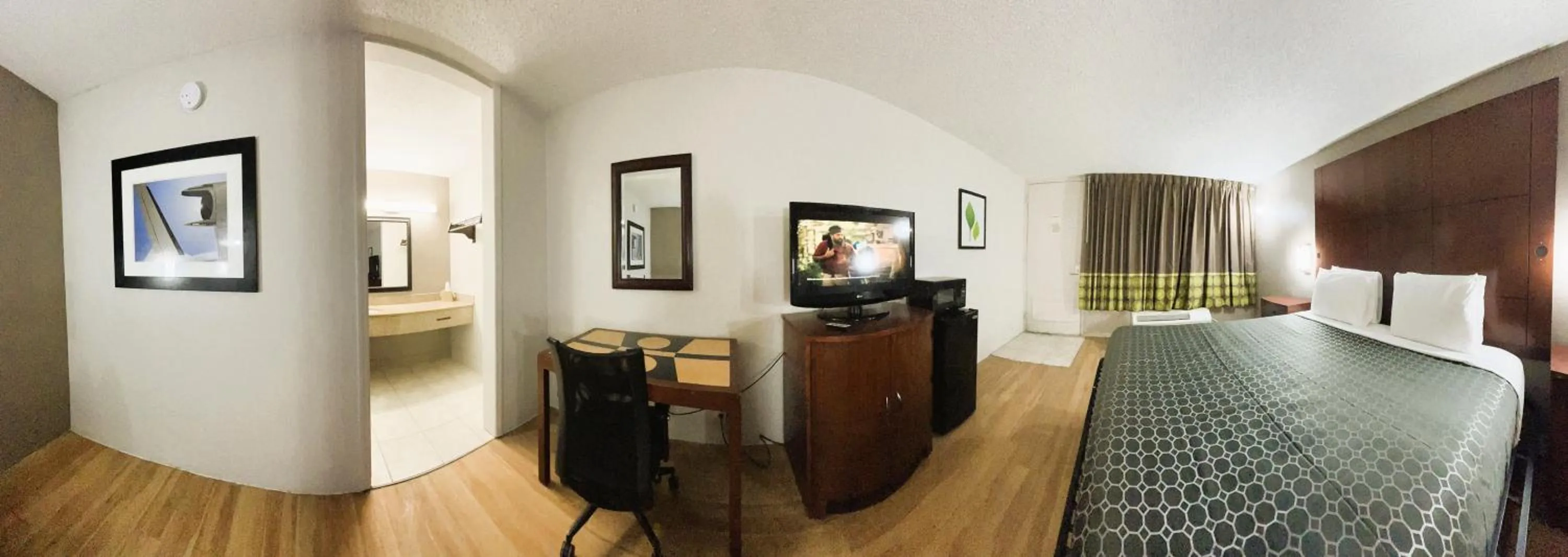 Photo of the whole room, Bed in Budgetel Inn - Phenix City