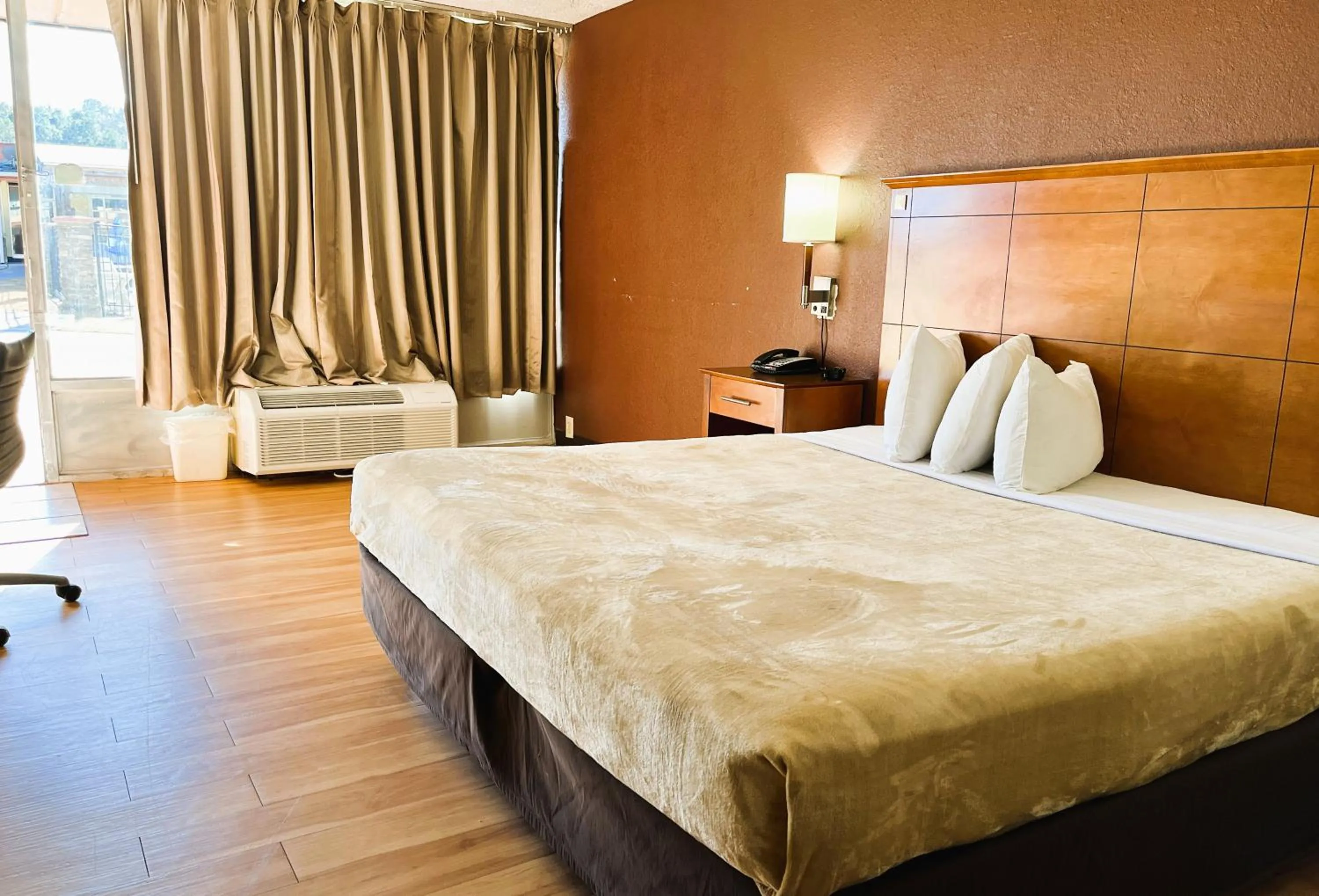 Bed in Budgetel Inn - Phenix City