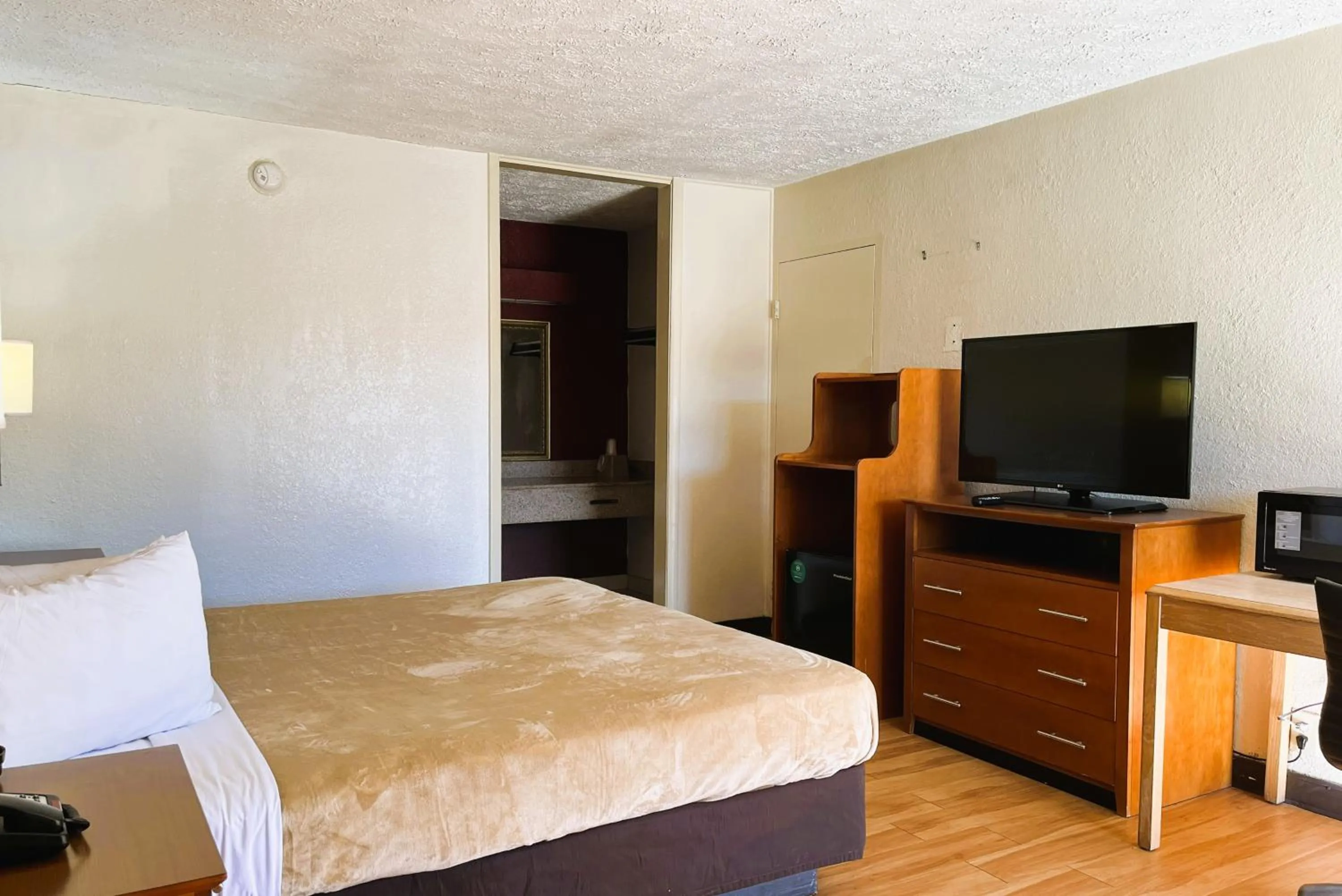 TV and multimedia, Bed in Budgetel Inn - Phenix City