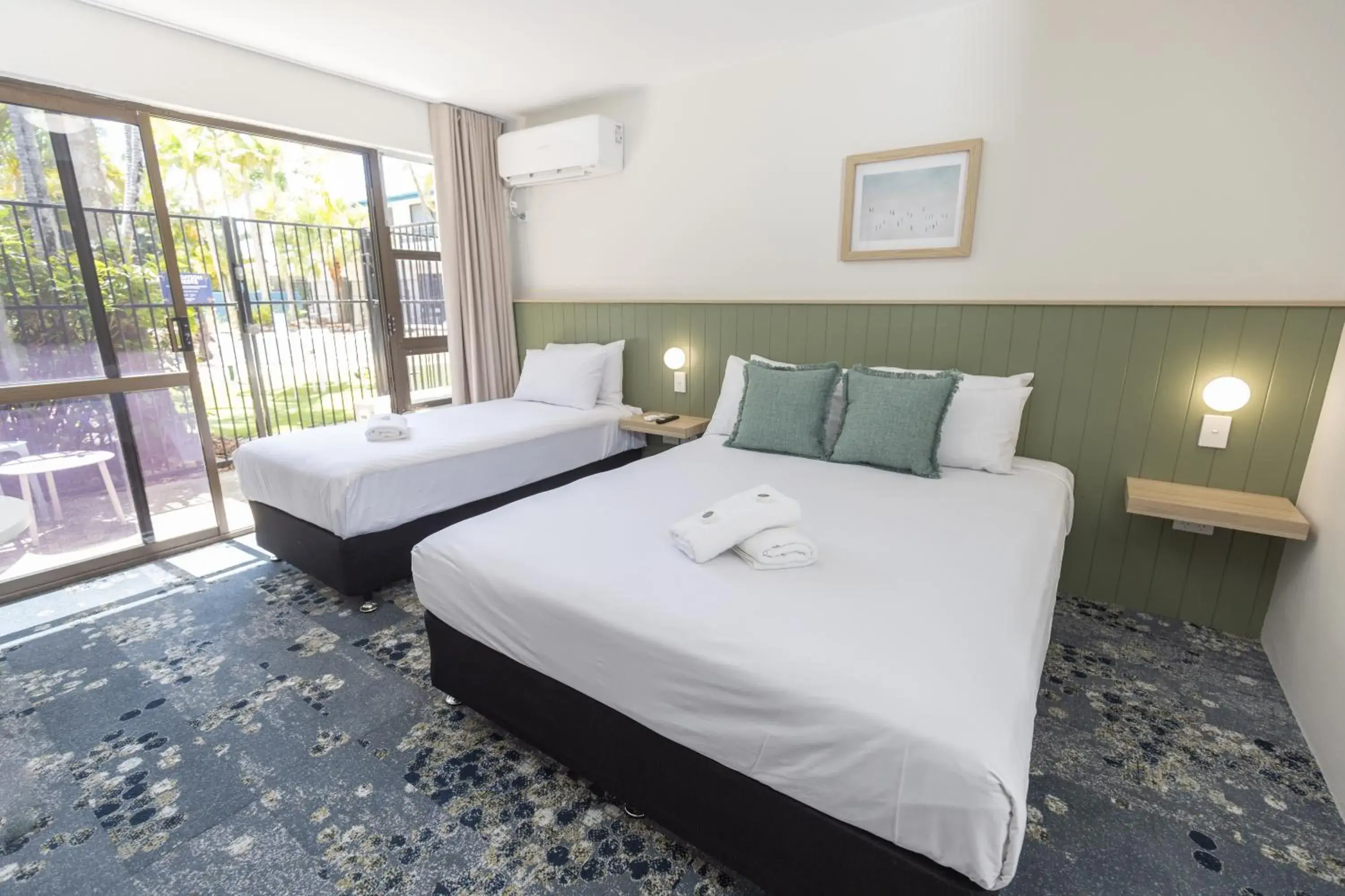 Triple Room in Currimundi Hotel Triple Room in Currimundi Hotel